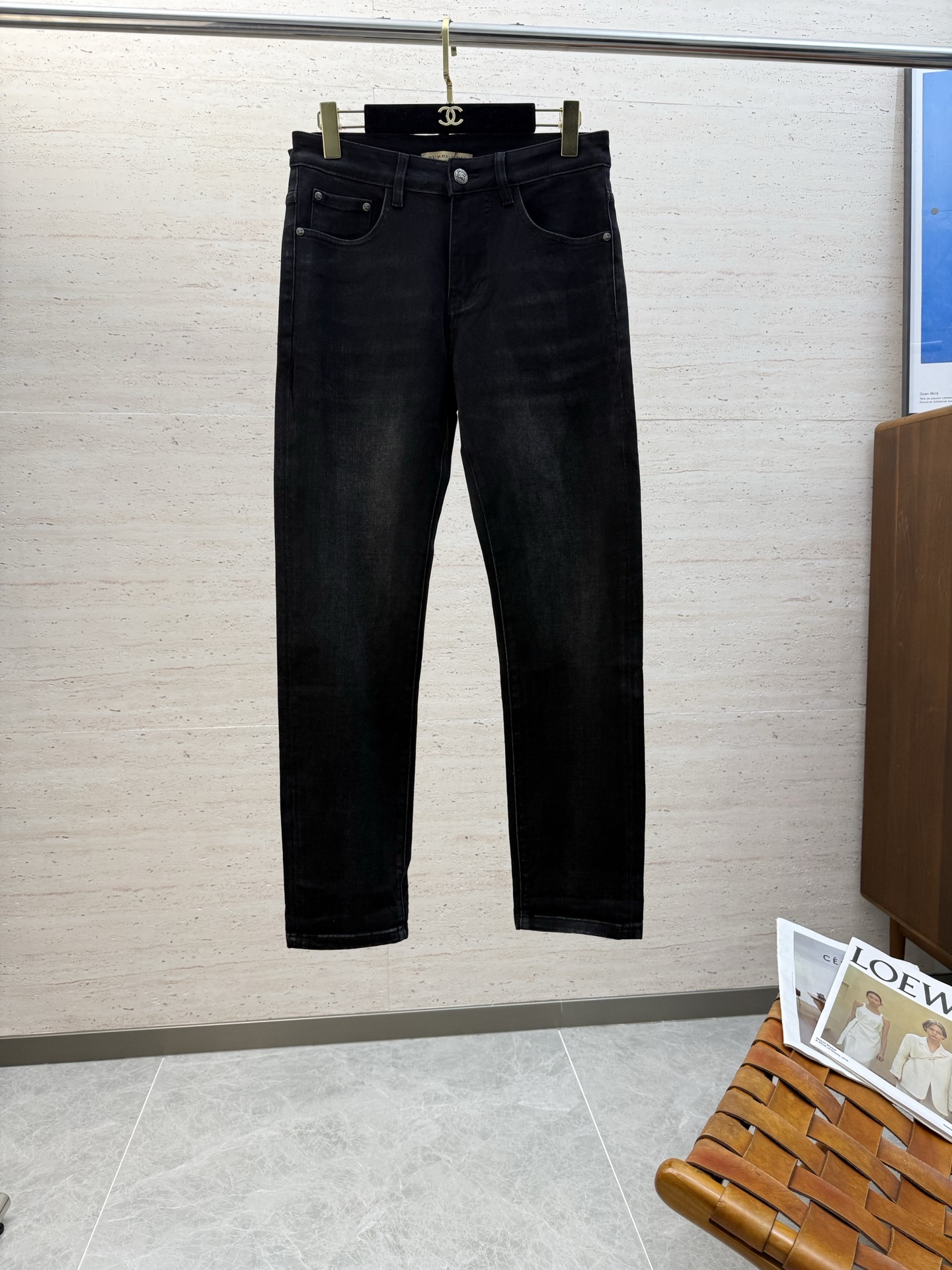 NO:573906,BUR25S autumn and winter men's straight jeans...Made of cotton denim fabric. The texture is soft but not sagging. It feels dry and tough. The classic iconic embossed logo and soul-like embellishment. All indicators are top-grade, which naturally brings an excellent upper body feel!  !  !  Code number: 29-38,,burberry,jeans,alexander wang19860909BUR25S秋冬男士直筒牛仔裤…棉质牛仔面料打造 质地柔软又不失筋骨,手感干爽有韧性 经典的标志性浮雕徽标,灵魂般的点缀 各项指标皆为上品,自然带来极佳的上身体感！！！码数: 29-38,,burberry,jeans,alexander wang,Men's clothing