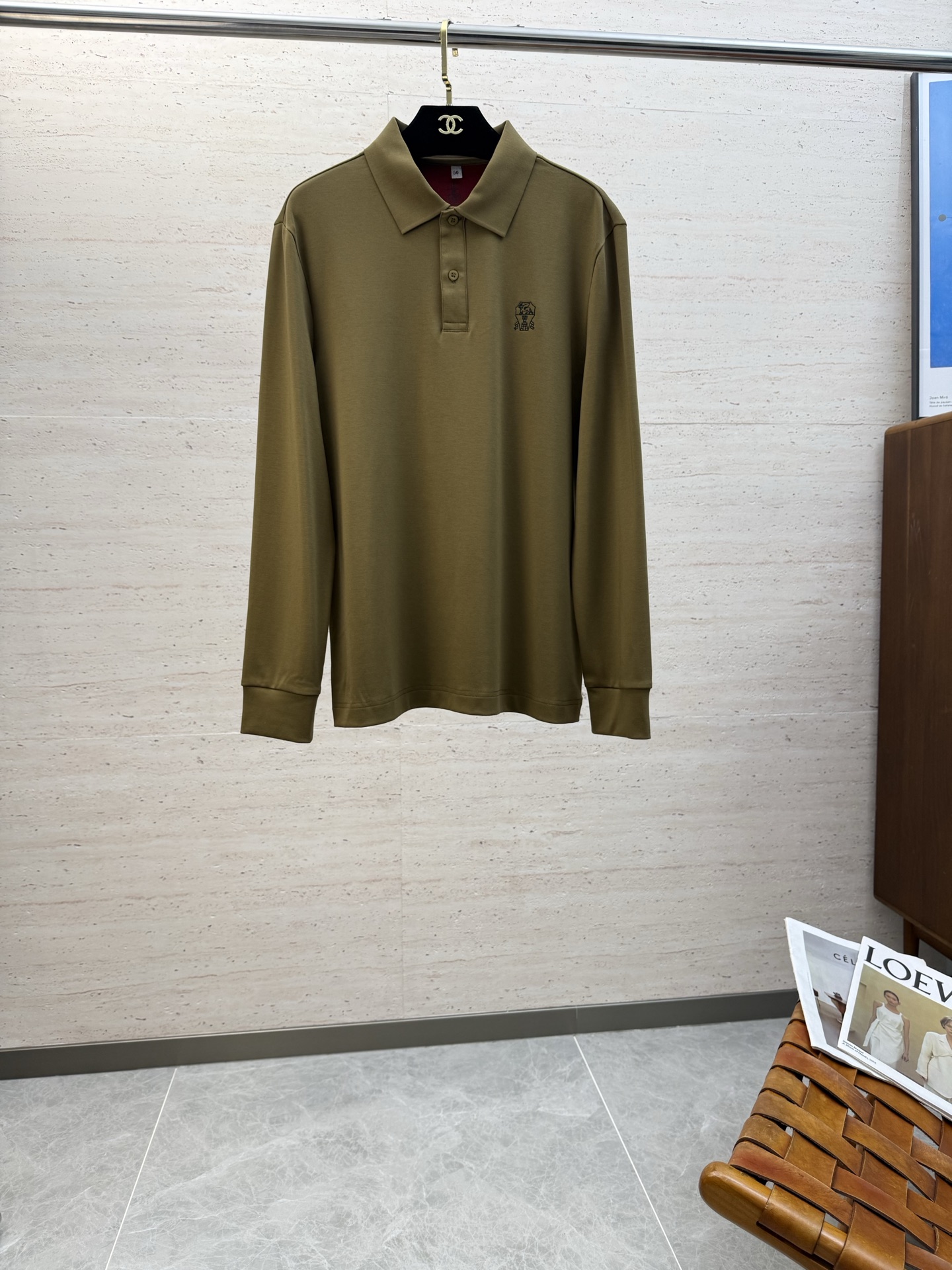 NO:573048,BC25S autumn and winter men's long-sleeved POLO with the iconic LOGO on the chest. The overall look is very light business casual!  Pure cotton fabric, the upper body is light, comfortable and smooth. It is a piece that you will definitely feel is worth your money!  !  !  Size M-3XL,,alexander wang19860909BC25S秋冬男士长袖POLO 胸前标志性LOGO徽标 整体非常的轻商务休闲！纯棉面料,上身轻盈舒适顺滑 到手绝对让你觉得物有所值的一件单品！！！ 码数M-3XL,,alexander wang,Men's clothing