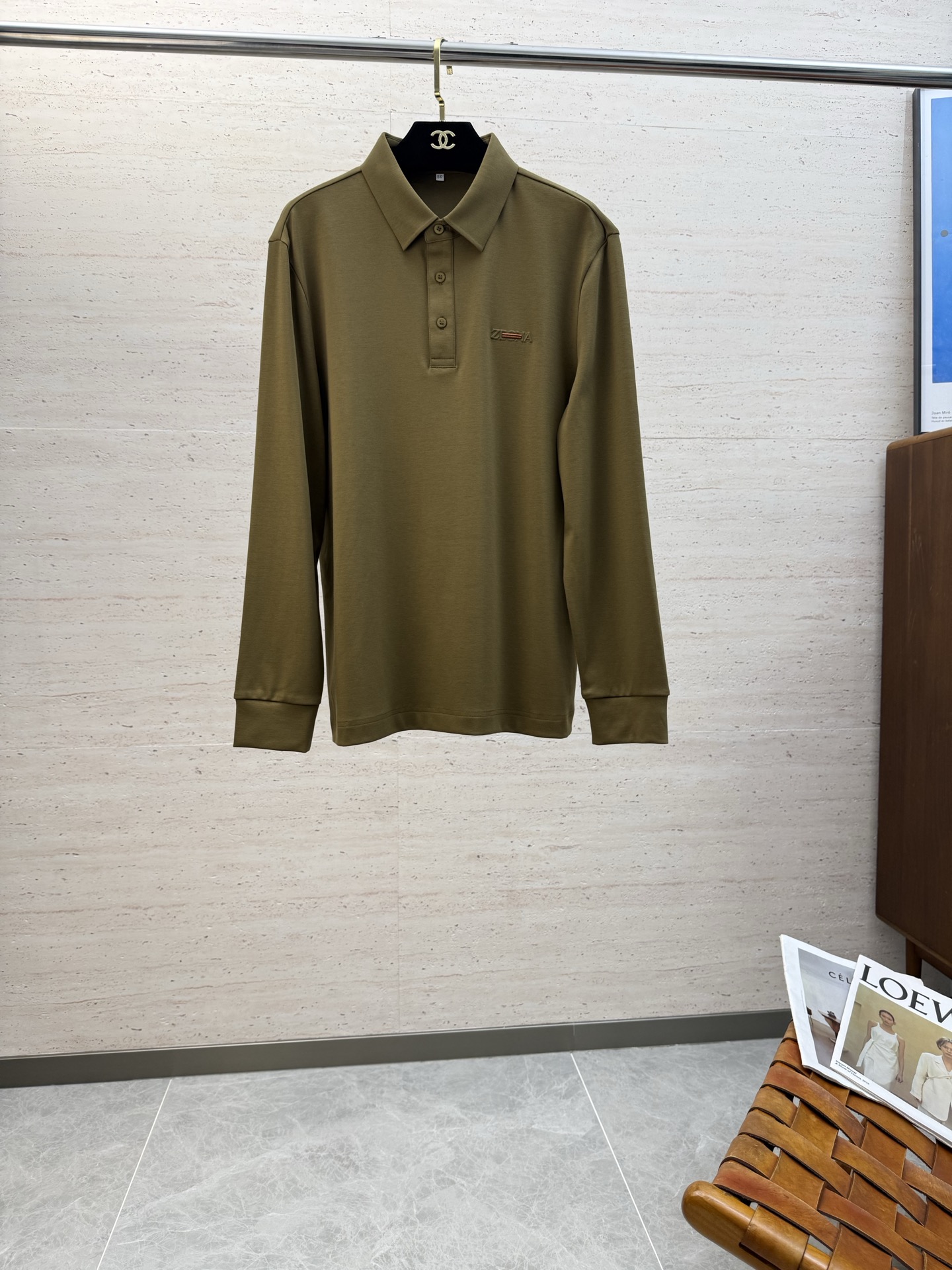 NO:573898,ZZ 25S autumn and winter men's long-sleeved POLO with the iconic LOGO on the chest. The overall look is very light business casual!  Pure cotton fabric, the upper body is light, comfortable and smooth. It is a piece that you will definitely feel is worth your money!  !  !  Size M-3XL,,alexander wang19860909ZZ 25S秋冬男士长袖POLO 胸前标志性LOGO徽标 整体非常的轻商务休闲！纯棉面料,上身轻盈舒适顺滑 到手绝对让你觉得物有所值的一件单品！！！ 码数M-3XL,,alexander wang,Men's clothing