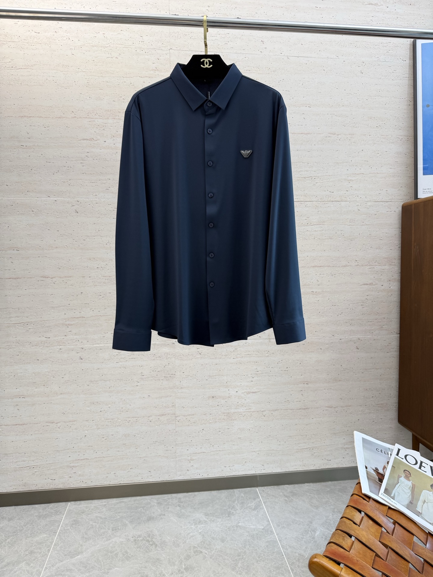 NO:573907,EA25SS autumn and winter men's long-sleeved shirt...custom-supplied cotton fabric with high density, silky and delicate touch, excellent fit comfort and breathability, which can help you cope with the four-season wear and match... The classic LOGO on the body gives you a new artistic conception... The basic fit is cut, the muscles and bones are stiff and upright, and the upper body has an elegant temperament. It is effortless for daily business and casual matching!  !  !  Size M-3XL,,shirts,alexander wang19860909EA25SS秋冬男士长袖衬衫......客供棉质面料 密度高触感丝滑细腻 贴身舒适度与透气性都相当出色,能够伴你从容的应对四季穿着搭配.....衣身经典LOGO,给予全新意境遐想.......基础合体的版型裁剪,版型筋骨硬挺立正,上身气质儒雅不凡,对于日常商务休闲搭配不费吹灰之力！！！码数 M-3XL,,shirts,alexander wang,Men's clothing