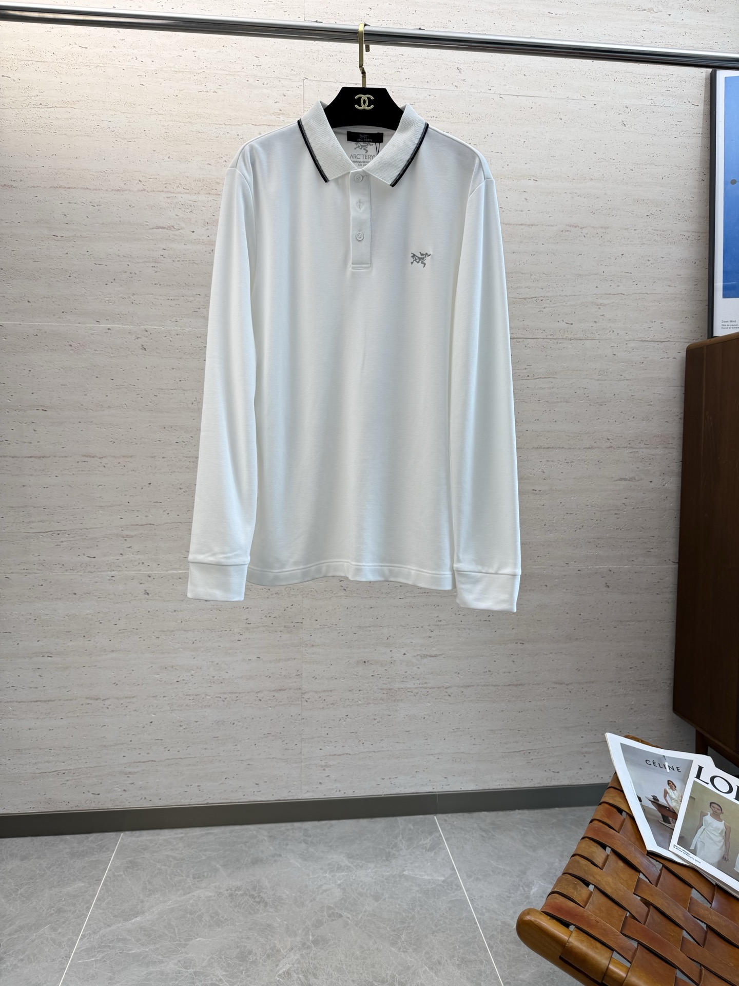 NO:573910,ARC25S autumn and winter men's long-sleeved POLO with the iconic LOGO on the chest. The overall look is very light business casual!  Pure cotton fabric, the upper body is light, comfortable and smooth. It is a piece that you will definitely feel is worth your money!  !  !  Size M-3XL,,alexander wang19860909ARC25S秋冬男士长袖POLO 胸前标志性LOGO徽标 整体非常的轻商务休闲！纯棉面料,上身轻盈舒适顺滑 到手绝对让你觉得物有所值的一件单品！！！ 码数M-3XL,,alexander wang,Men's clothing