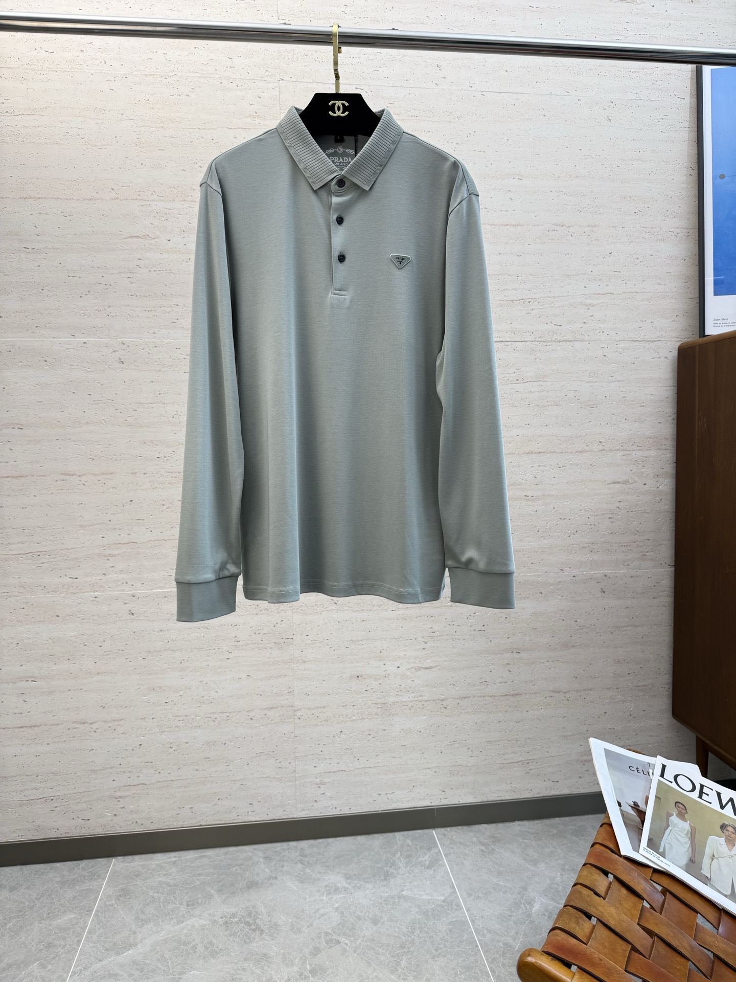 NO:573913,PRA25S autumn and winter men's long-sleeved POLO with the iconic LOGO on the chest. The overall look is very light business casual!  Pure cotton fabric, the upper body is light, comfortable and smooth. It is a piece that you will definitely feel is worth your money!  !  !  Size M-3XL,,prada,alexander wang19860909PRA25S秋冬男士长袖POLO 胸前标志性LOGO徽标 整体非常的轻商务休闲！纯棉面料,上身轻盈舒适顺滑 到手绝对让你觉得物有所值的一件单品！！！ 码数M-3XL,,prada,alexander wang,Men's clothing