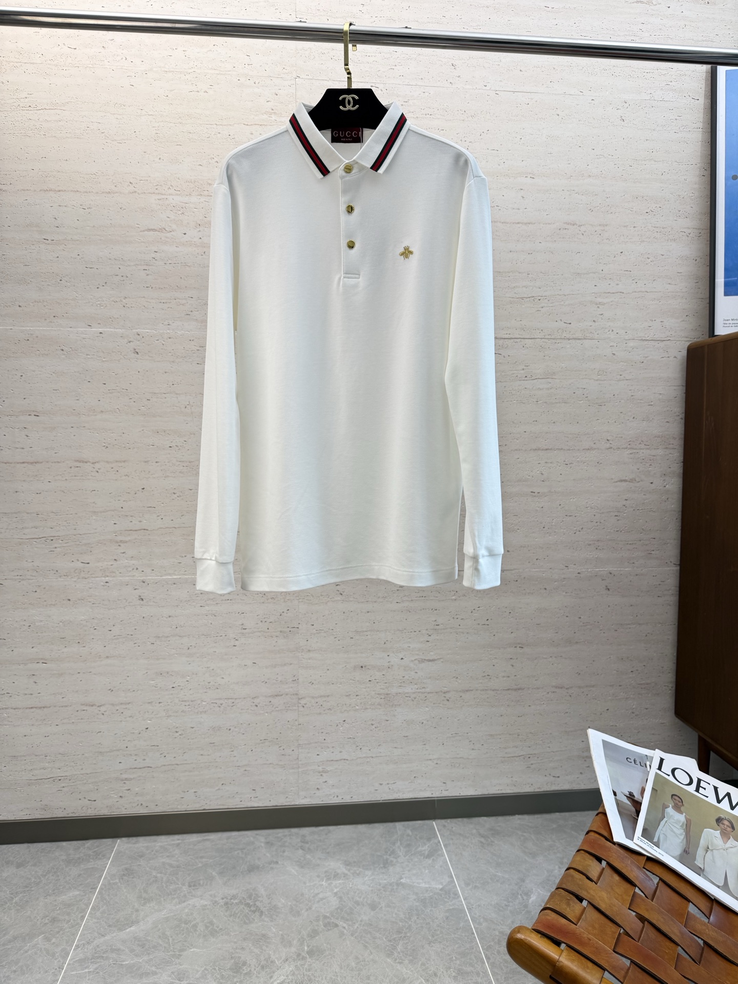 NO:573916,GU25S autumn and winter men's long-sleeved POLO with the iconic LOGO on the chest. The overall look is very light business casual!  Pure cotton fabric, the upper body is light, comfortable and smooth. It is a piece that you will definitely feel is worth your money!  !  !  Size M-3XL,,alexander wang19860909GU25S秋冬男士长袖POLO 胸前标志性LOGO徽标 整体非常的轻商务休闲！纯棉面料,上身轻盈舒适顺滑 到手绝对让你觉得物有所值的一件单品！！！ 码数M-3XL,,alexander wang,Men's clothing