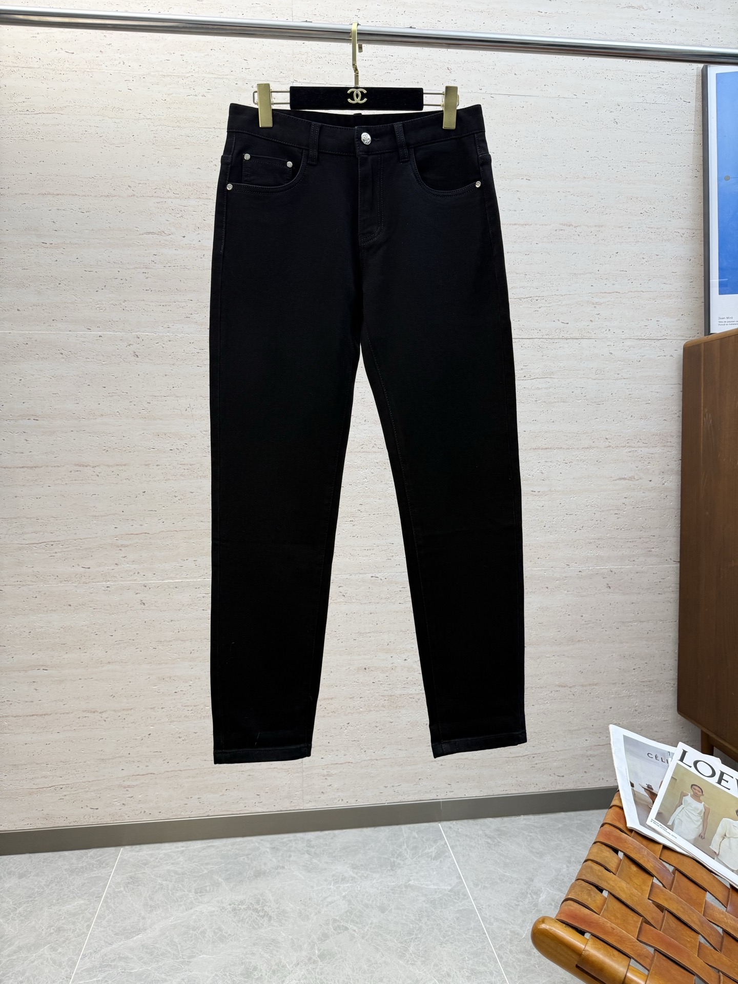 NO:573917,PRA25S autumn and winter men's straight jeans...Made of cotton denim fabric. The texture is soft but not sagging. It feels dry and tough. The classic iconic embossed logo and soul-like embellishment. All indicators are top-grade, which naturally brings an excellent upper body feel!  !  !  Code number: 29-38,,prada,jeans,alexander wang19860909PRA25S秋冬男士直筒牛仔裤…棉质牛仔面料打造 质地柔软又不失筋骨,手感干爽有韧性 经典的标志性浮雕徽标,灵魂般的点缀 各项指标皆为上品,自然带来极佳的上身体感！！！码数: 29-38,,prada,jeans,alexander wang,Men's clothing