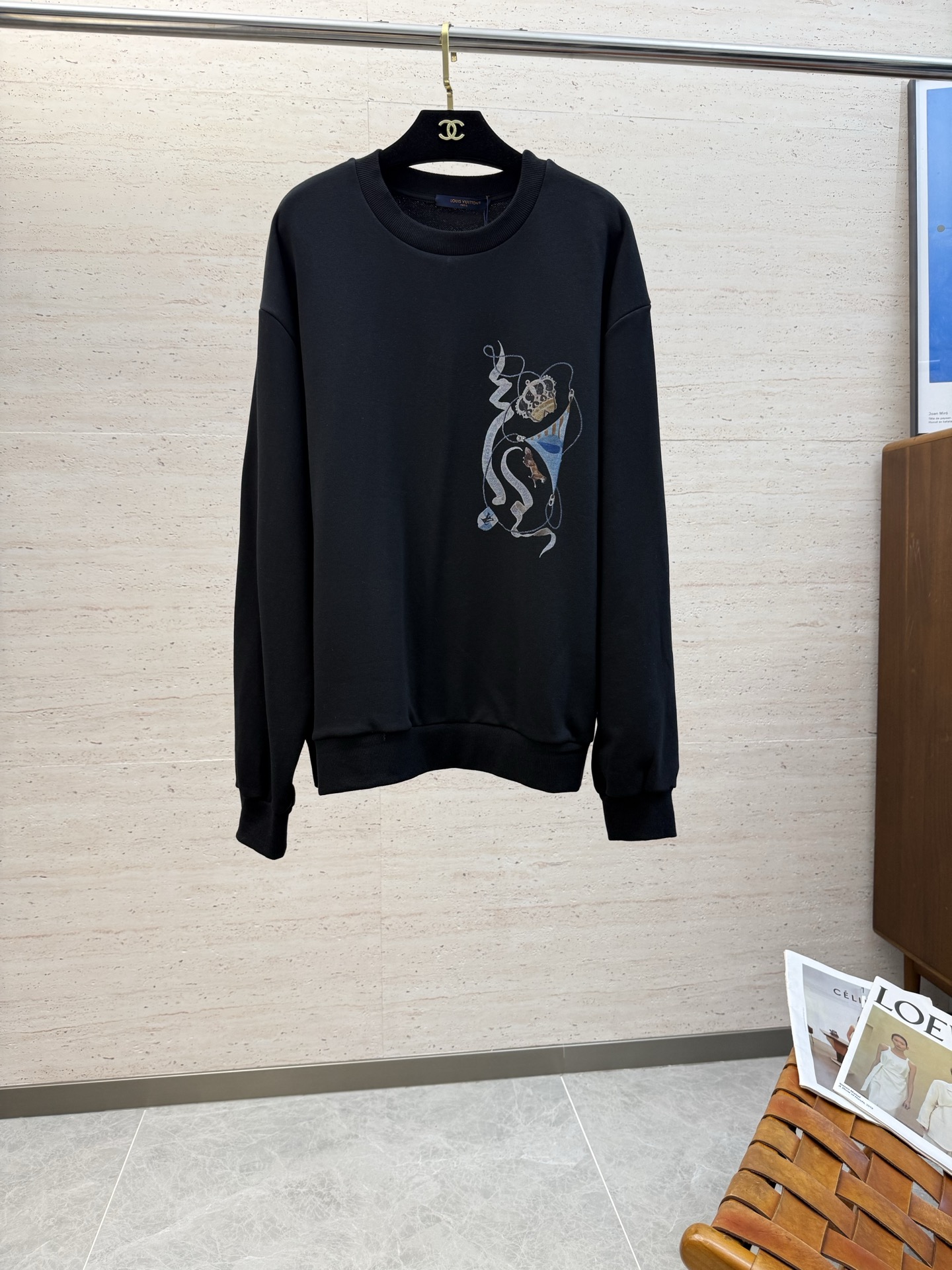 NO:573919,lv25ss crown long sleeve sweatshirt  Process description: Customized YB raw cotton fabric is used, which is soft and breathable, comfortable and stylish to wear. The oversized loose fit is combined with the round-neck pullover sweater cut to create a classic casual style. The fabric has been specially treated to maintain the skin-friendly properties of cotton and improve the overall stiffness. Thick line embroidery is used on the front and back to present the brand logo. A unique knitting technique is used to create a realistic hand-knitted visual effect. Each embroidery detail is strictly controlled to ensure that the stitches are even and fine, and the pattern is clear and delicate. SizeS M L  XL,,louis vuitton,versace,hoodie,sweatshirts,alexander wang19860909lv25ss皇冠长袖卫衣 工艺说明采用定制YB原生全棉面料,质地柔软透气,穿着舒适有型.oversized宽松版型结合圆领套头卫衣剪裁,打造经典休闲风格.面料经过特殊处理,既保持了棉质的亲肤特性,又提升了整体挺括度.前后分别采用粗线刺绣工艺呈现品牌标识.通过独特的针织手法营造出逼真的手工编织视觉效果.每个刺绣细节都经过严格把控,确保针脚均匀细密,图案清晰精致. SizeS M L XL,,louis vuitton,versace,hoodie,sweatshirts,alexander wang,Men's clothing