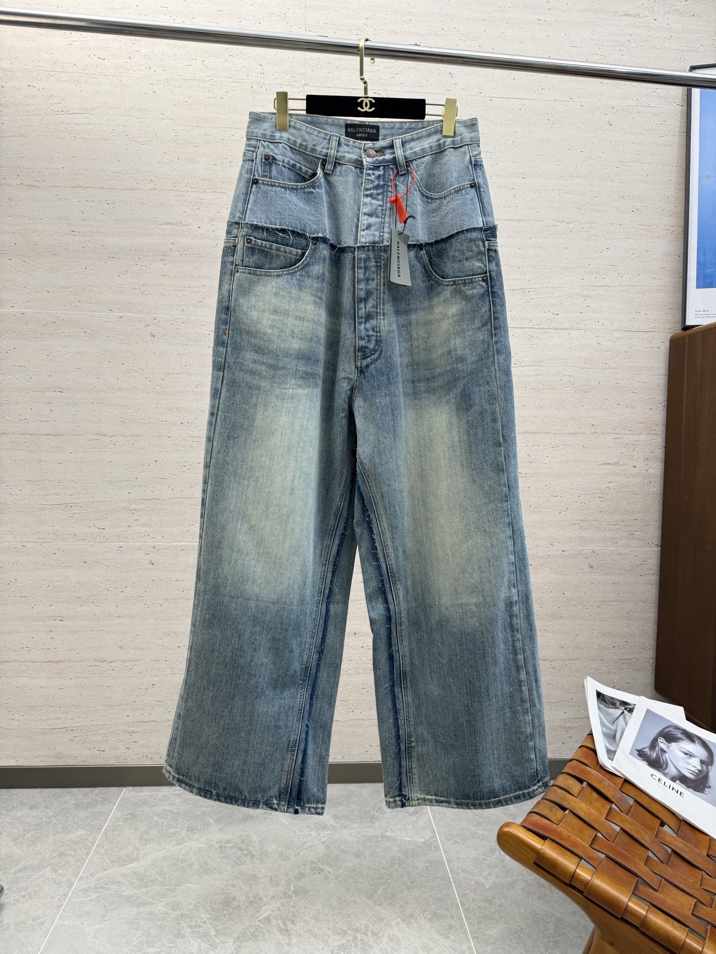 NO:573897,Price correction BAL25S spring and autumn men's straight jeans are made of cotton denim fabric. The texture is soft but not sagging, and feels dry and tough. The classic iconic embossed logo and soul-like embellishment. All indicators are top-grade, which naturally brings an excellent upper body feeling!  !  !  Size XS-L,,jeans,alexander wang19860909价格更正 BAL25S春秋男士直筒牛仔裤棉质牛仔面料打造 质地柔软又不失筋骨,手感干爽有韧性 经典的标志性浮雕徽标,灵魂般的点缀 各项指标皆为上品,自然带来极佳的上身体感！！！码数XS-L,,jeans,alexander wang,Men's clothing