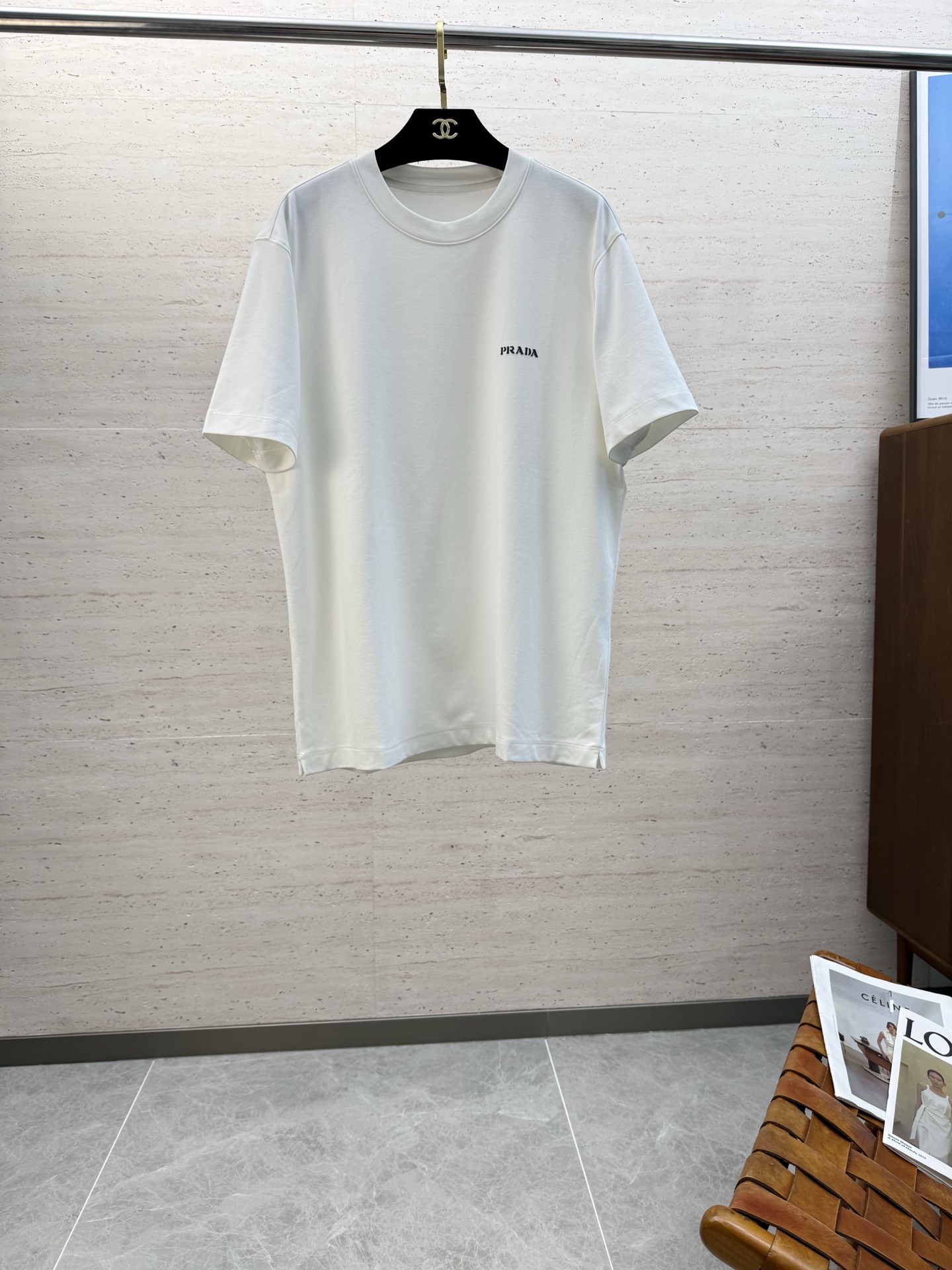 NO:597618,PRA25S autumn men's round neck short sleeves are very stunning. Made of pure cotton fabric supplied by customers. It has excellent breathability and warmth. Even if it is worn close to the body, it will not feel prickly. The comfort level is definitely beyond your imagination. You will understand when you get the actual product!  !  !  Size M-5XL,,prada,T-shirt,alexander wang19860909PRA25S秋季男士圆领短袖,十分惊艳,客供纯棉面料打造 拥有优越的透气性与保暖性,即便是贴身穿着也不会有扎刺感可言,舒适程度绝对超乎你的想象,实物到手你就会懂得！！！码数M-5XL,,prada,T-shirt,alexander wang,Men's clothing