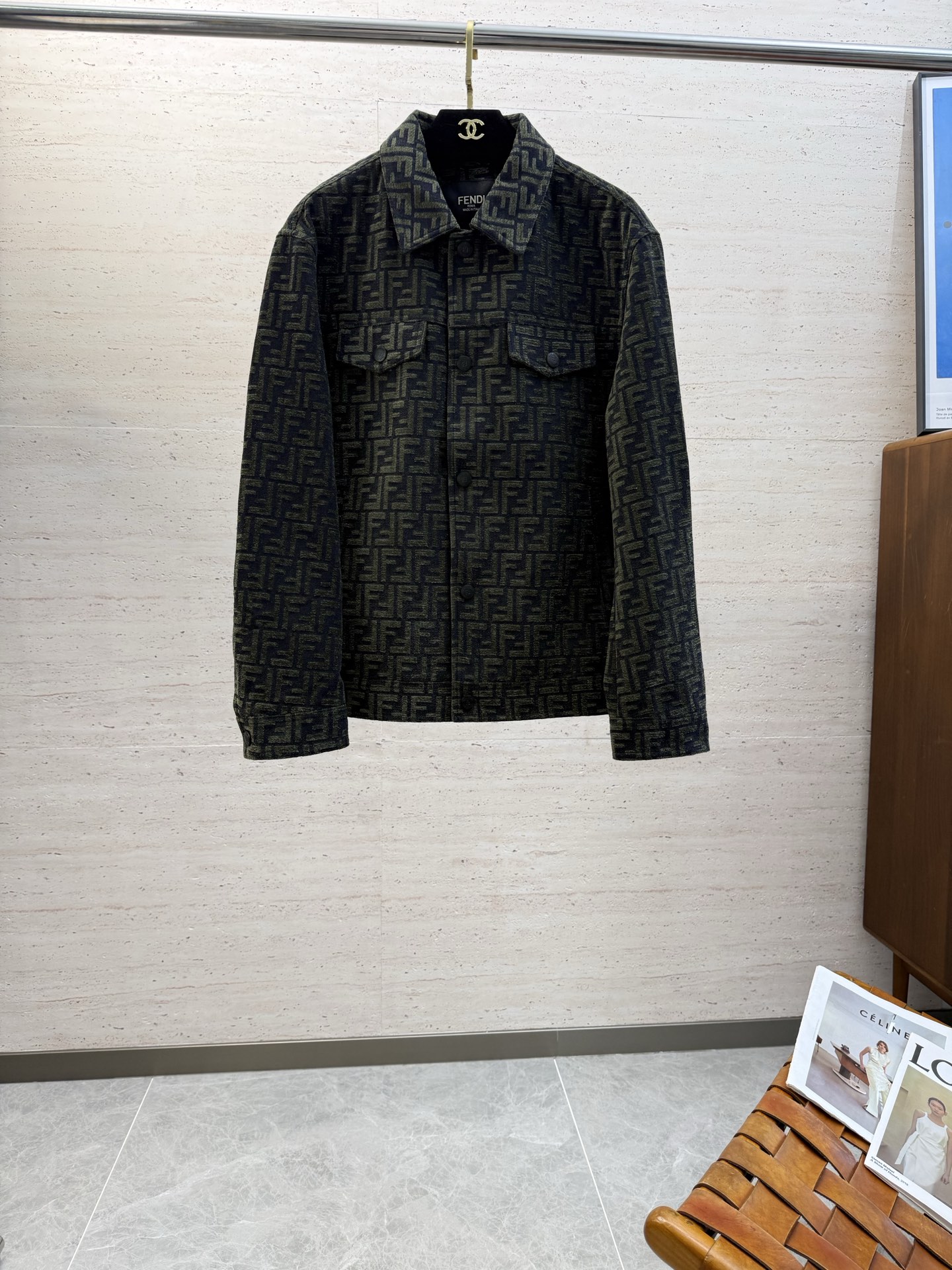 NO:684615,FEND25S new men's casual lapel jacket...an absolutely heavy-duty top-notch item, with classic colors and modern ideas for the wardrobe...very high-end texture, extremely wearable and excellent scratch resistance...size M-3XL,,fendi,jackets & coats,jackets & coats,19860909FEND25S新款男士休闲翻领夹克外套........一款绝对重工的顶级单品,颜色经典衣橱注入现代新意.......非常高档次的质地,实穿性极高 挺刮性极好..码数M-3XL,,fendi,jackets & coats,jackets & coats,,Men's clothing