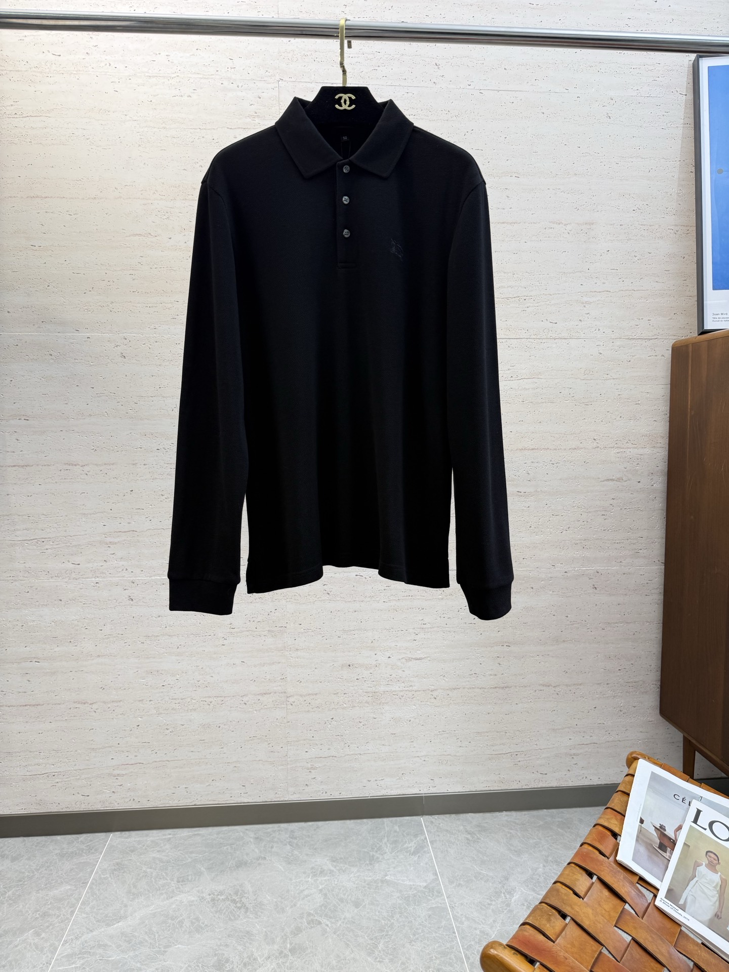 NO:684621,BUR25S autumn and winter men's long-sleeved POLO with the iconic LOGO on the chest. The overall look is very light business casual!  Pure cotton fabric, the upper body is light, comfortable and smooth. It is a piece that you will definitely feel is worth your money!  !  !  Size M-3XL,,burberry,19860909BUR25S秋冬男士长袖POLO 胸前标志性LOGO徽标 整体非常的轻商务休闲！纯棉面料,上身轻盈舒适顺滑 到手绝对让你觉得物有所值的一件单品！！！ 码数M-3XL,,burberry,,Men's clothing