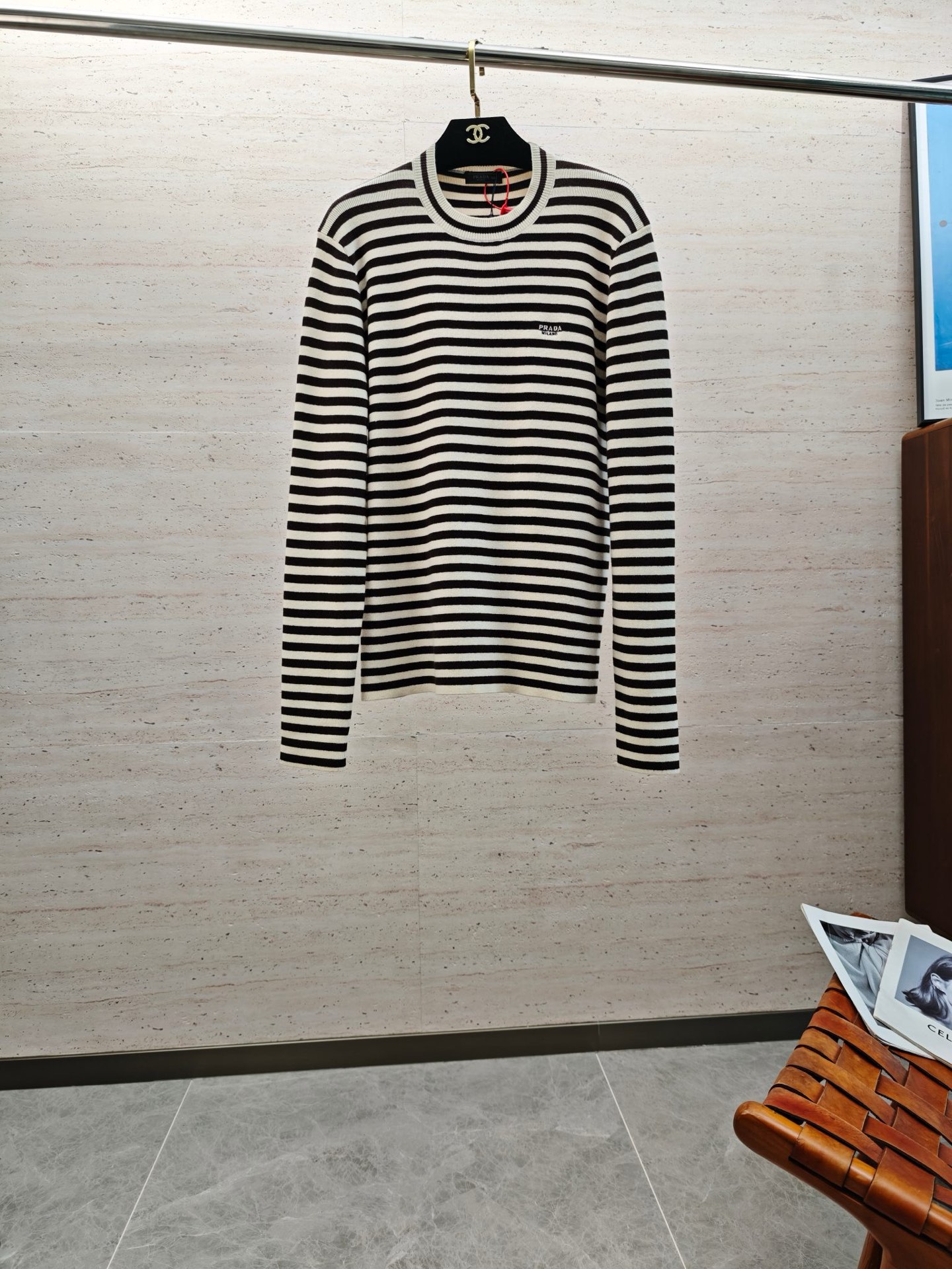 NO:684611,PRA25S autumn and winter men's striped round neck long-sleeved bottoming...Regular fit pure cotton fabric The upper body is breathable, soft and comfortable. The fabric is washed twice as ready-made clothing. Machine washable and not easy to deform. Code number 48-54,, prada,19860909PRA25S秋冬男士条纹圆领长袖打底......常规版型 纯棉面料 上身透气柔软舒适 面料成衣两遍洗水 机洗不易变形 码数48-54,,prada,,Men's clothing