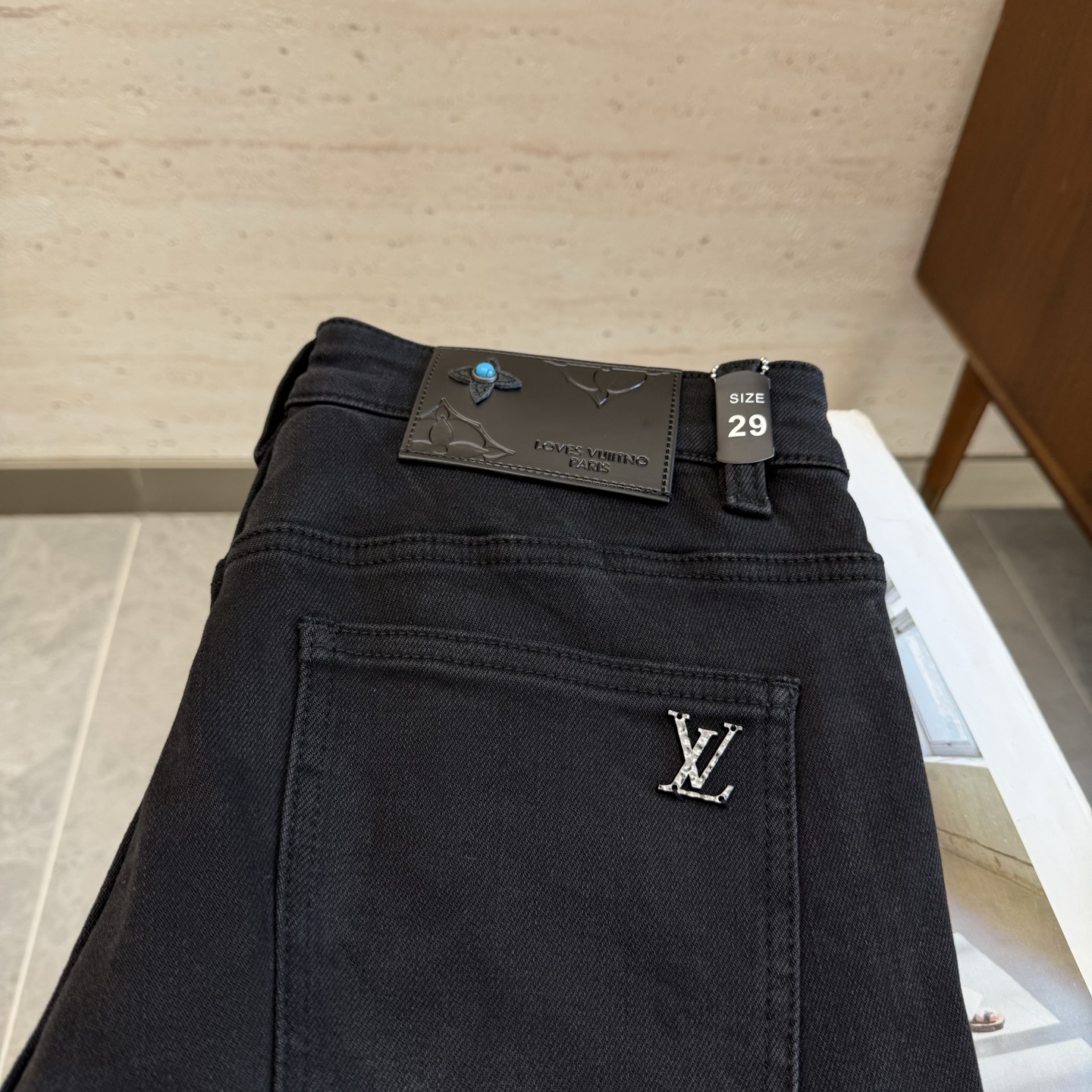 🔥🔥💰338 LV25S秋冬男士直筒牛仔裤…棉质牛仔面料打造 质地柔软又不失筋骨，手感干爽有韧性 经典的标志性浮雕徽标，灵魂般的点缀 各项指标皆为上品，自然带来极佳的上身体感！！！码数: 29-38