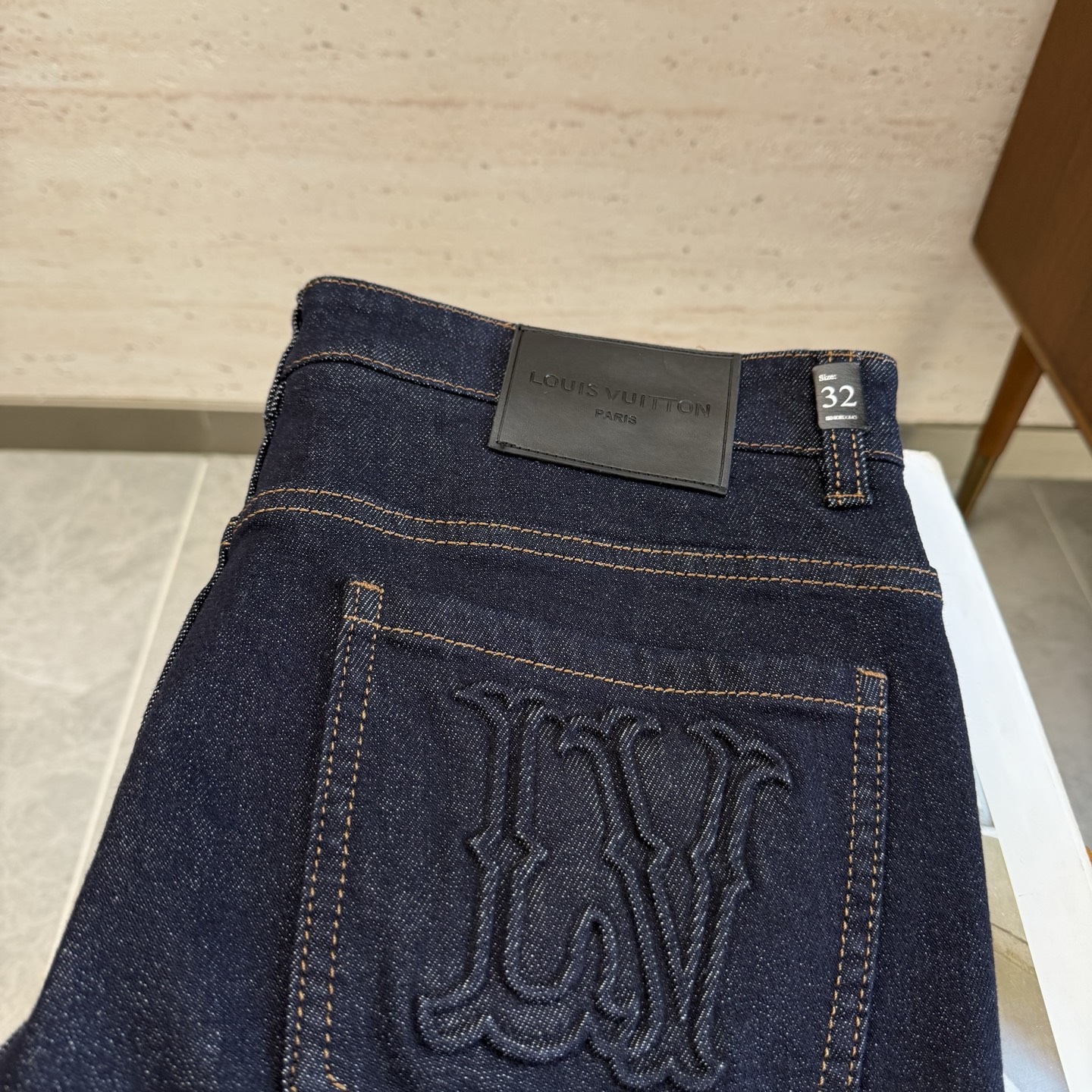 🔥🔥💰338 LV25S秋冬男士直筒牛仔裤…棉质牛仔面料打造 质地柔软又不失筋骨，手感干爽有韧性 经典的标志性浮雕徽标，灵魂般的点缀 各项指标皆为上品，自然带来极佳的上身体感！！！码数: 29-38