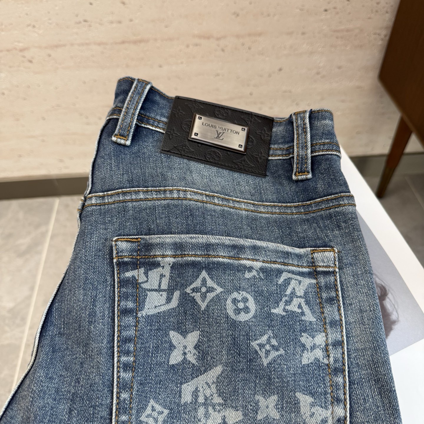 🔥 💰338 LV25S春秋男士直筒牛仔裤棉质牛仔面料打造 质地柔软又不失筋骨，手感干爽有韧性 经典的标志性浮雕徽标，灵魂般的点缀 各项指标皆为上品，自然带来极佳的上身体感！！！码数29-38