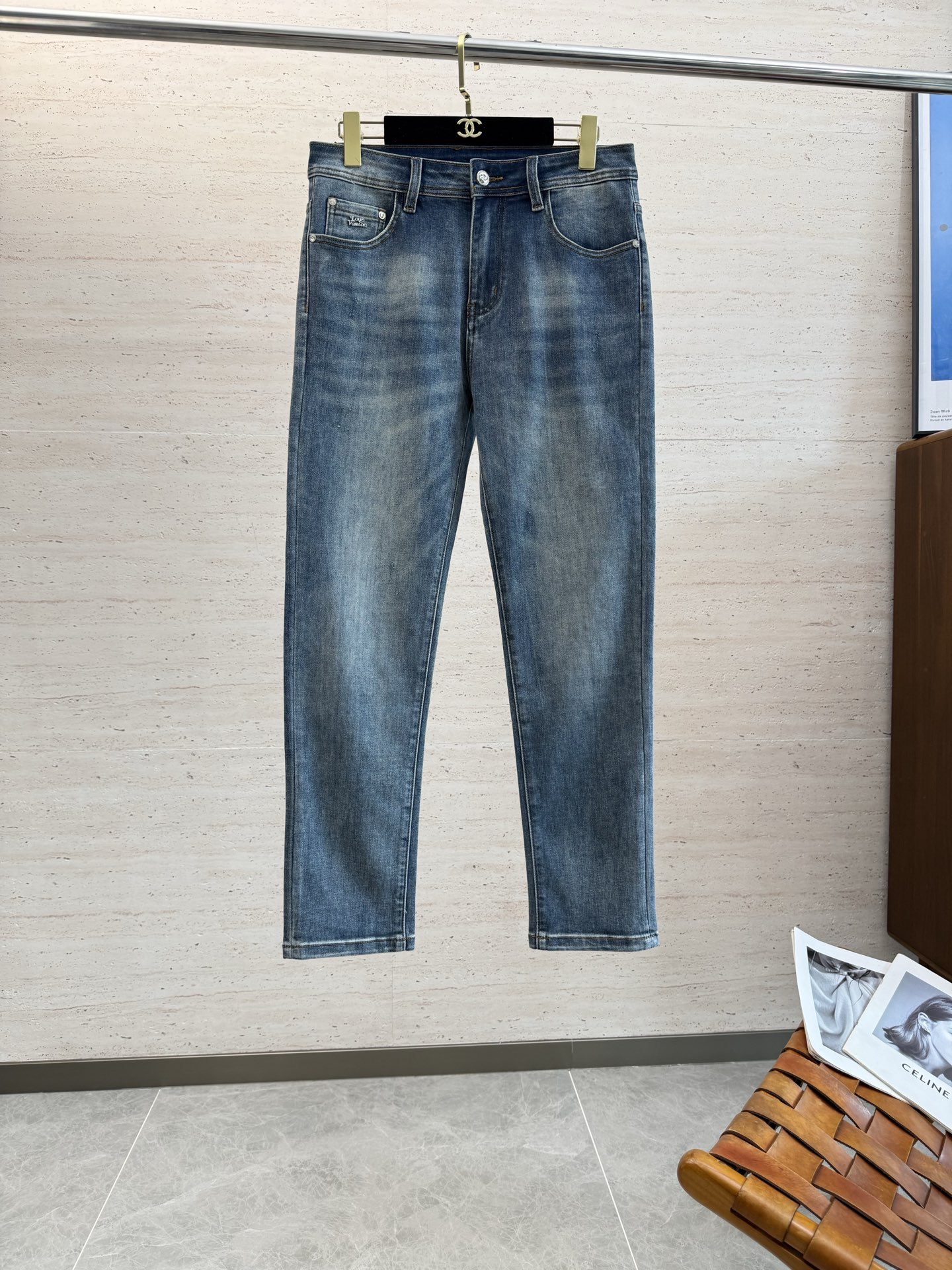 LV25S春秋男士直筒牛仔裤棉质牛仔面料打造 质地柔软又不失筋骨,手感干爽有韧性 经典的标志性浮雕徽标,灵魂般的点缀 各项指标皆为上品,自然带来极佳的上身体感