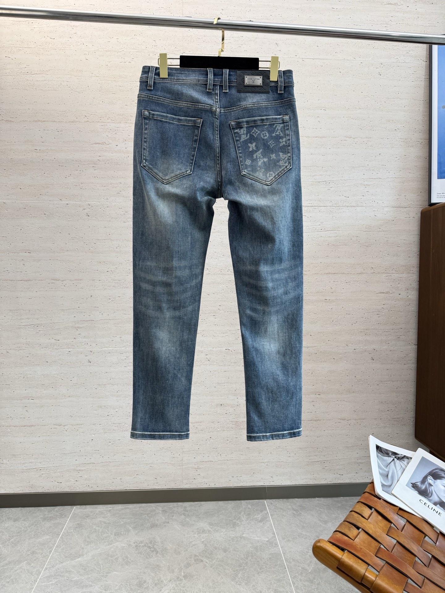 LV25S春秋男士直筒牛仔裤棉质牛仔面料打造 质地柔软又不失筋骨,手感干爽有韧性 经典的标志性浮雕徽标,灵魂般的点缀 各项指标皆为上品,自然带来极佳的上身体感