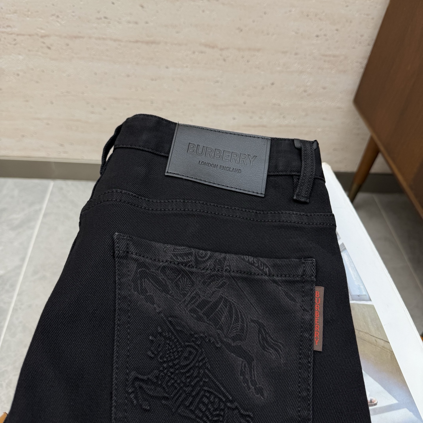 NO:598519,BUR25S autumn and winter men's straight jeans...Made of cotton denim fabric. The texture is soft but not sagging. It feels dry and tough. The classic iconic embossed logo and soul-like embellishment. All indicators are top-grade, which naturally brings an excellent upper body feel!  !  !  Code number: 29-38,,burberry,jeans,alexander wang19860909BUR25S秋冬男士直筒牛仔裤…棉质牛仔面料打造 质地柔软又不失筋骨,手感干爽有韧性 经典的标志性浮雕徽标,灵魂般的点缀 各项指标皆为上品,自然带来极佳的上身体感！！！码数: 29-38,,burberry,jeans,alexander wang,Men's clothing