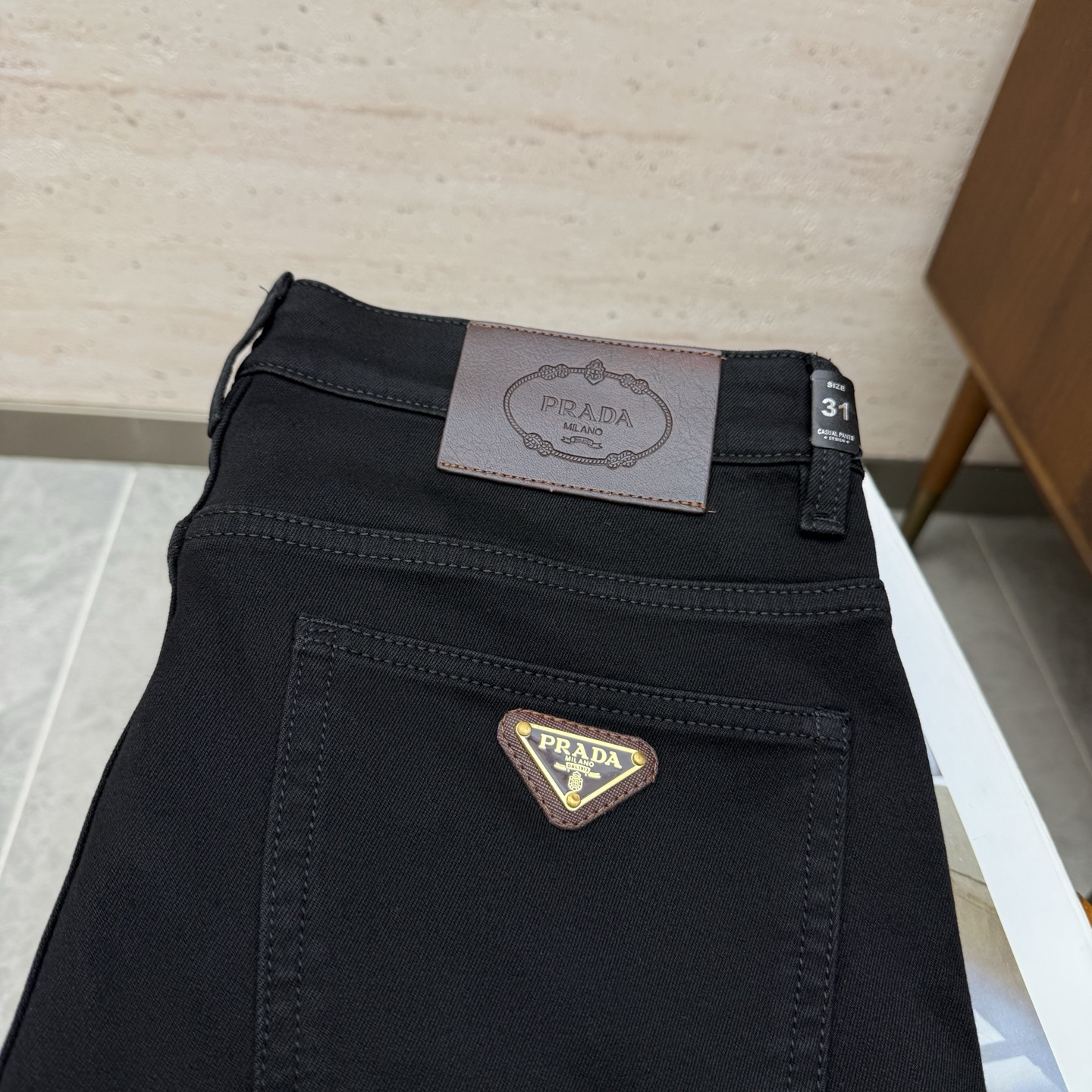 NO:598523,PRA25S autumn and winter men's straight jeans...Made of cotton denim fabric. The texture is soft but not sagging. It feels dry and tough. The classic iconic embossed logo and soul-like embellishment. All indicators are top-grade, which naturally brings an excellent upper body feel!  !  !  Code number: 29-38,,prada,jeans,alexander wang19860909PRA25S秋冬男士直筒牛仔裤…棉质牛仔面料打造 质地柔软又不失筋骨,手感干爽有韧性 经典的标志性浮雕徽标,灵魂般的点缀 各项指标皆为上品,自然带来极佳的上身体感！！！码数: 29-38,,prada,jeans,alexander wang,Men's clothing