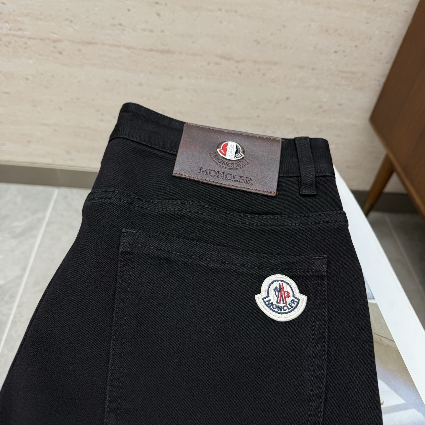 NO:598527,MON25S autumn and winter men's straight jeans...Made of cotton denim fabric. The texture is soft but not sagging. It feels dry and tough. The classic iconic embossed logo and soul-like embellishment. All indicators are top-grade, which naturally brings an excellent upper body feel!  !  !  Code number: 29-38,,jeans,alexander wang19860909MON25S秋冬男士直筒牛仔裤…棉质牛仔面料打造 质地柔软又不失筋骨,手感干爽有韧性 经典的标志性浮雕徽标,灵魂般的点缀 各项指标皆为上品,自然带来极佳的上身体感！！！码数: 29-38,,jeans,alexander wang,Men's clothing