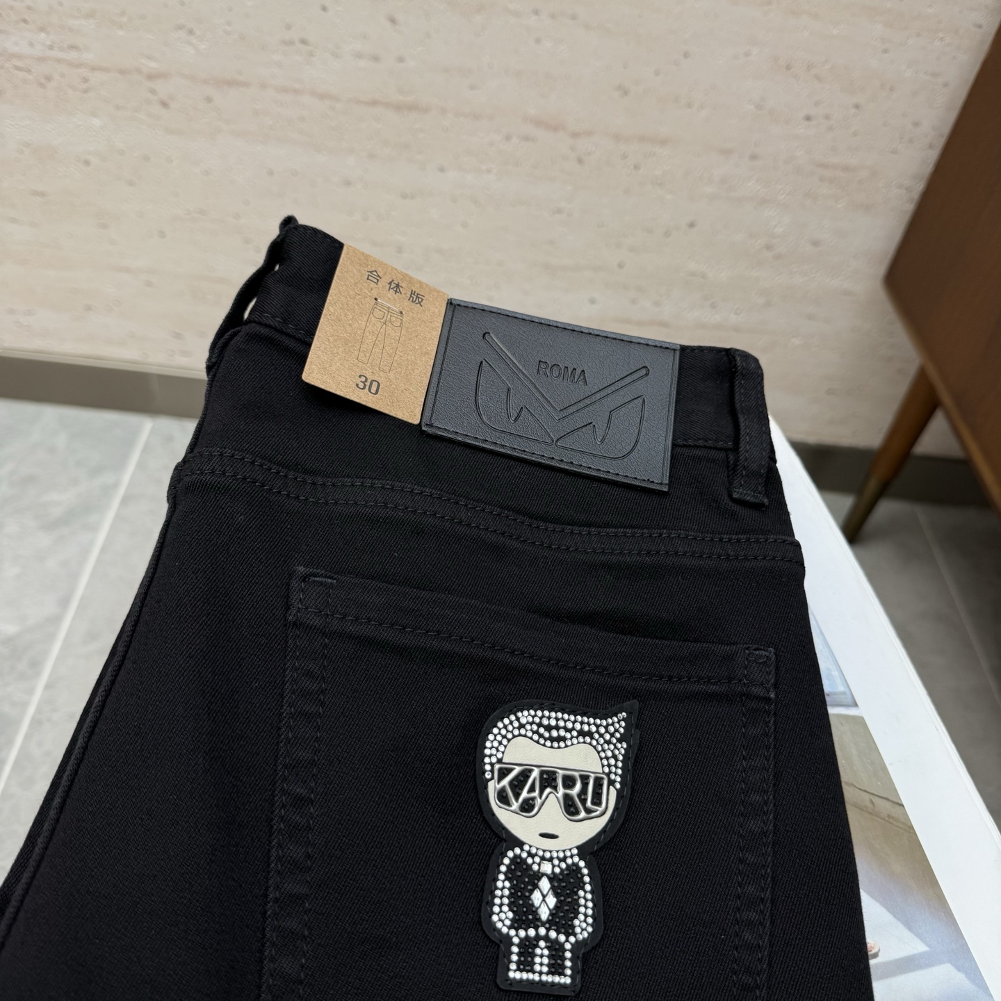 NO:598525,FEND25S autumn and winter men's straight jeans...Made of cotton denim fabric. The texture is soft but not sagging. It feels dry and tough. The classic iconic embossed logo and soul-like embellishment. All indicators are top-grade, which naturally brings an excellent upper body feel!  !  !  Code number: 29-38,,fendi,jeans,alexander wang19860909FEND25S秋冬男士直筒牛仔裤…棉质牛仔面料打造 质地柔软又不失筋骨,手感干爽有韧性 经典的标志性浮雕徽标,灵魂般的点缀 各项指标皆为上品,自然带来极佳的上身体感！！！码数: 29-38,,fendi,jeans,alexander wang,Men's clothing