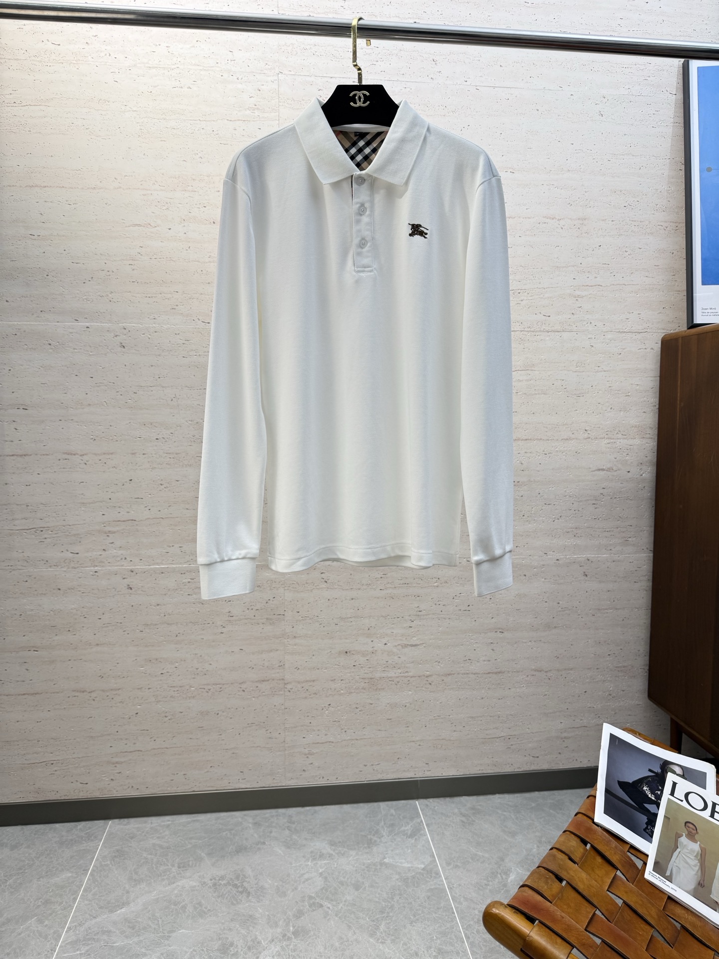 NO:598517,BUR25S autumn and winter men's long-sleeved POLO with the iconic LOGO on the chest. The overall look is very light business casual!  Pure cotton fabric, the upper body is light, comfortable and smooth. It is a piece that you will definitely feel is worth your money!  !  !  Size M-4XL,,burberry,alexander wang19860909BUR25S秋冬男士长袖POLO 胸前标志性LOGO徽标 整体非常的轻商务休闲！纯棉面料,上身轻盈舒适顺滑 到手绝对让你觉得物有所值的一件单品！！！ 码数M-4XL,,burberry,alexander wang,Men's clothing
