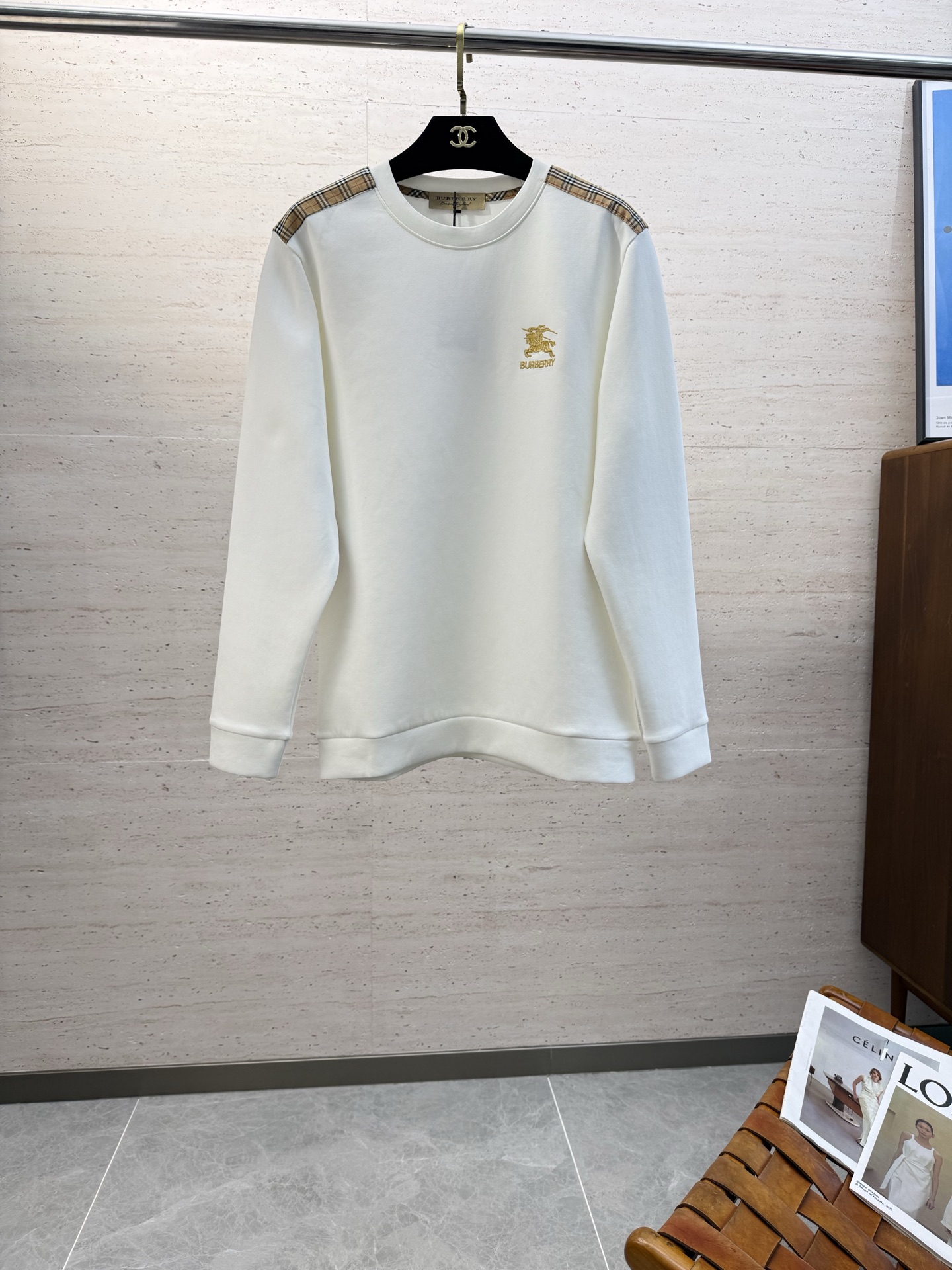 NO:598516,BUR25SS autumn and winter men's round neck long-sleeved sweatshirt... A versatile piece for commuting, it not only needs a simple style, but more importantly, its fabric texture can conquer the public and become a hot item!  Made of comfortable cotton supplied by customers, it has a close and skin-friendly touch. Secondly, the stiffness and drape are very good. The moment you get the actual product, you will have an unlimited desire to repurchase!  !  !  Size M-4XL,,burberry,hoodie,sweatshirts,alexander wang19860909BUR25SS秋冬男士圆领长袖卫衣.......通勤百搭款,不仅需要样式版型简洁 更重要是它的面料质感才能征服大众成为炙手可热的热门单品！客供舒适棉打造 绵密亲肤的触感,其次挺括感与垂坠感都相当出色,实物到手瞬间让你有无限回购的渴望！！！码数M-4XL,,burberry,hoodie,sweatshirts,alexander wang,Men's clothing