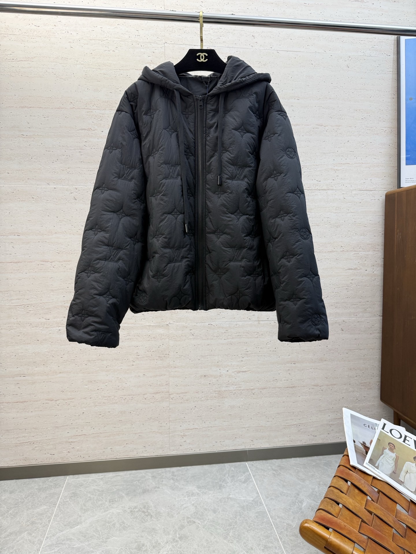NO:598529,Hot spot items  LV24FW presbyopic embroidered cotton jacket (purchased for Xingyuan 27,500, pure nylon woven fabric, polyester fiber quilted filling, lining with film effect, whole piece alignment quilting process, imported cotton sewing machine positioning, increasing the overall undulating texture, fixing the filling, and preventing cotton from running away. The front and rear panels are full  Each piece is sewn with flowers, the embroidery spacing is consistent, the left and right are symmetrical, and the workmanship is very complicated. The placket and double-pocket resin zipper are made from a custom mold, and the zipper puller is custom-sprayed with lettering and baking paint to reveal a semi-sprayed white zipper pull, a drawstring hood design, and a bullet hanging clock embellishment. The upper body is light and comfortable, and it has the wrapping feeling of a down jacket, keeping warm, windproof, and fashionable.  Size:46 48 50 52,,louis vuitton,jackets & coats,down jacket,hats,alexander wang19860909爆款现货 LV24FW老花刺绣棉服外套（杏原27,500购入,纯锦纶梭织面料,聚酯纤维夹棉填充,里布做了贴膜效果,全件对位绗花工艺,进口行棉机定位,增加整体起伏层次质感,将填充物固定,不易跑棉.前后幅全件对花缝纫,绣花间距一致,左右对称,做工非常复杂.门襟、双口袋树脂拉链开模定做,定喷刻字烤漆半喷露白拉链头,抽绳式风帽设计,子弹头吊钟点缀.上身轻便舒适,穿在身上有羽绒服的包裹感保暖防风又潮流. Size:46 48 50 52,,louis vuitton,jackets & coats,down jacket,hats,alexander wang,Men's clothing