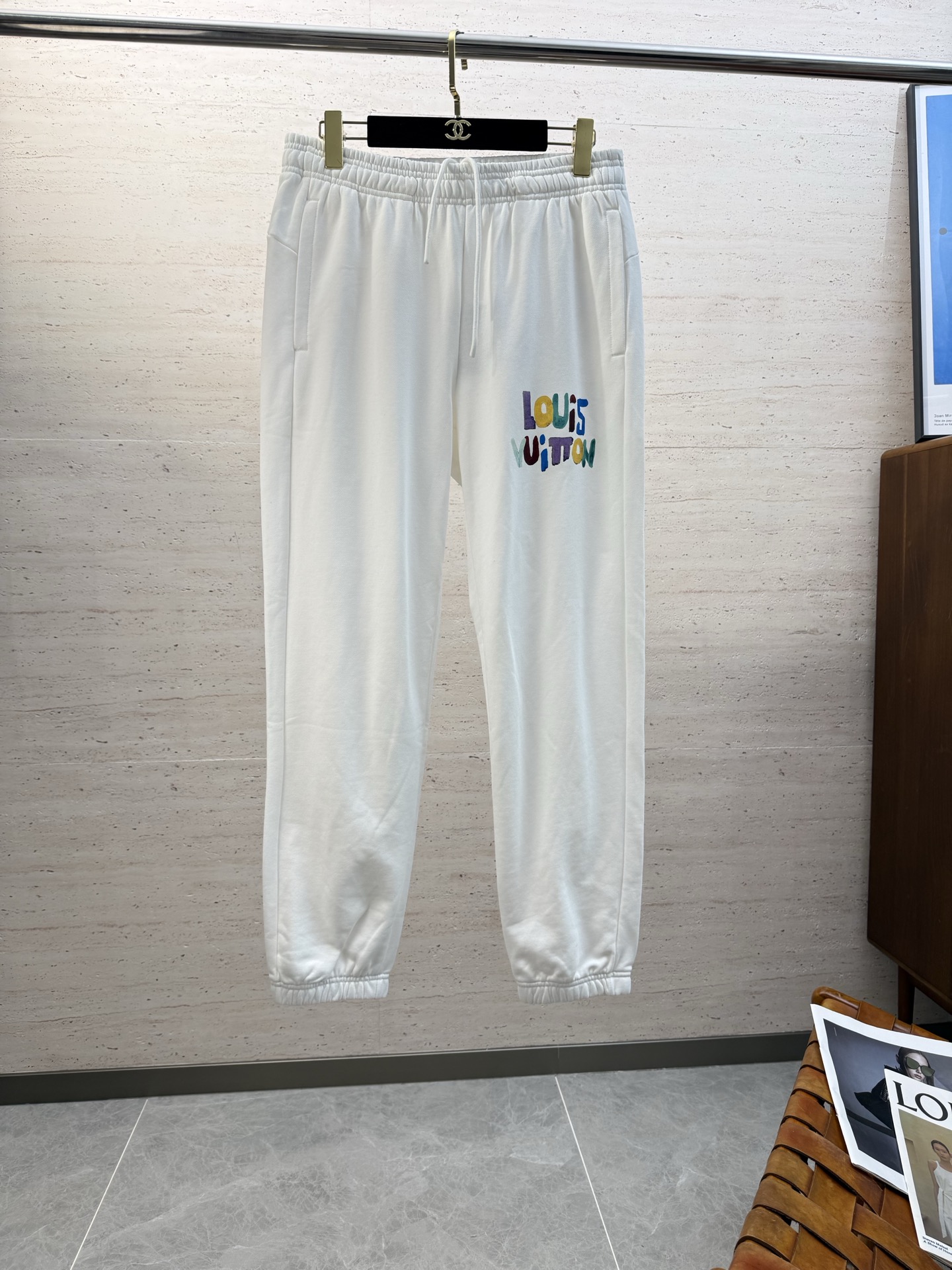 NO:598513,LV25S men's autumn and winter casual drawstring trousers, the latest upper body style, invincible!  You can definitely close your eyes and close your eyes. This type of pants is very versatile and has an elastic waist. It can be worn for daily work and outdoor sports. It is the perfect combination of fashion and leisure and outdoor sports, so it is your best choice whether you wear it daily or outdoors. Extreme comfort and quick perspiration are the most popular focus, which improves the wearing comfort and is suitable for aerobic exercise and cross-country running conditions. This type of running casual pants has an extremely wide range of applications, allowing you to naturally maintain your love for sports in the summer, and can also be worn in leisure life.  Size M-2XL,,louis vuitton,alexander wang19860909LV25S男士秋冬休闲抽绳长裤 最新款上身版型无敌正！绝对可以闭眼收的一款,此款裤子非常百搭,弹力腰围,日常上班 户外运动都可以穿着,是时尚休闲与户外运动的完美结合,所以无论您平时穿或者户外穿都是您的最佳选择. 极致舒适和快速排汗是备受青睐的重点,提升穿着舒适度,适合有氧运动和越野跑条件下穿着,此款是一件适用范围极其广泛的跑步休闲裤,让你在夏天自然可以保持对运动热爱,也可以在休闲 生活中穿着 尺码M-2XL,,louis vuitton,alexander wang,Men's clothing