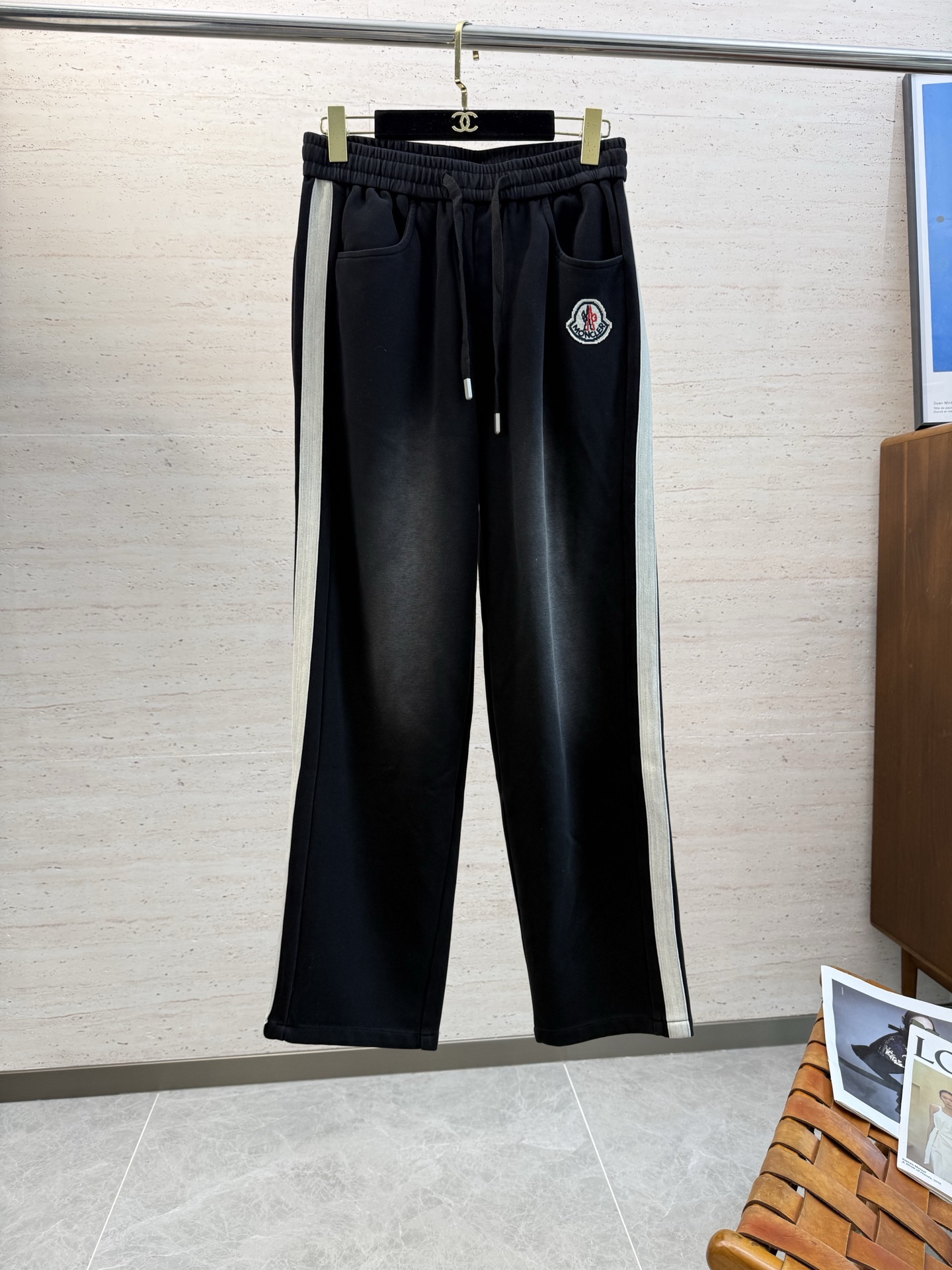 NO:609033,MON25S men's autumn and winter casual drawstring trousers, the latest upper body style, invincible!  You can definitely close your eyes and close your eyes. This type of pants is very versatile and has an elastic waist. It can be worn for daily work and outdoor sports. It is the perfect combination of fashion and leisure and outdoor sports, so it is your best choice whether you wear it daily or outdoors. Extreme comfort and quick perspiration are the most popular focus, which improves the wearing comfort and is suitable for aerobic exercise and cross-country running conditions. This type of running casual pants has an extremely wide range of applications, allowing you to naturally maintain your love for sports in the summer, and can also be worn in leisure life.  Size 29-36,,alexander wang19860909MON25S男士秋冬休闲抽绳长裤 最新款上身版型无敌正！绝对可以闭眼收的一款,此款裤子非常百搭,弹力腰围,日常上班 户外运动都可以穿着,是时尚休闲与户外运动的完美结合,所以无论您平时穿或者户外穿都是您的最佳选择. 极致舒适和快速排汗是备受青睐的重点,提升穿着舒适度,适合有氧运动和越野跑条件下穿着,此款是一件适用范围极其广泛的跑步休闲裤,让你在夏天自然可以保持对运动热爱,也可以在休闲 生活中穿着 尺码29-36,,alexander wang,Men's clothing