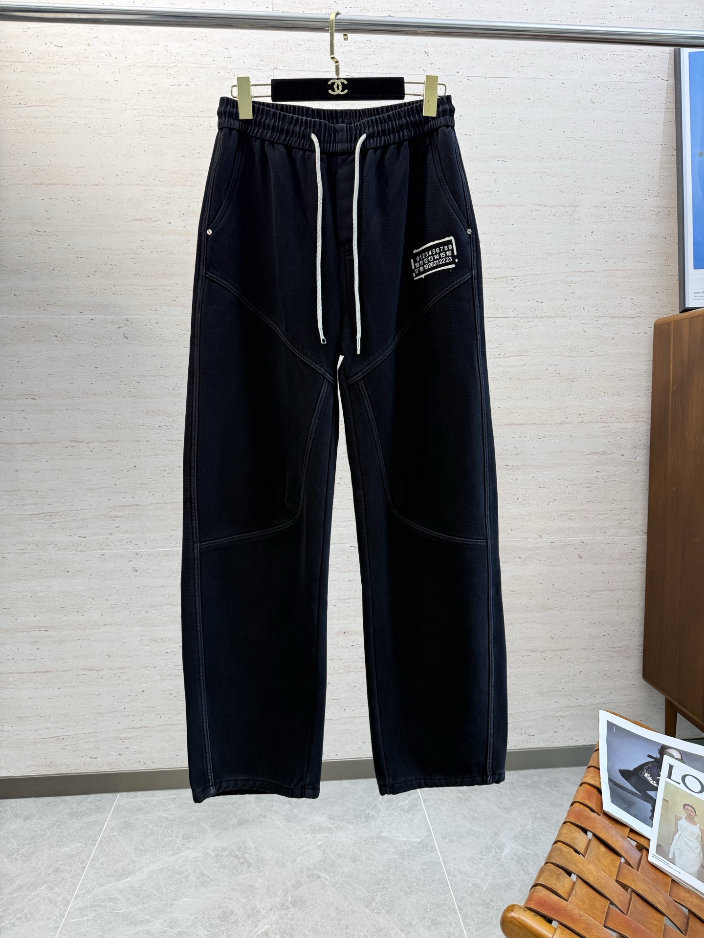 NO:609029,MM6.25S men's autumn and winter casual drawstring trousers, the latest upper body style, invincible!  You can definitely close your eyes and close your eyes. This type of pants is very versatile and has an elastic waist. It can be worn for daily work and outdoor sports. It is the perfect combination of fashion and leisure and outdoor sports, so it is your best choice whether you wear it daily or outdoors. Extreme comfort and quick perspiration are the most popular focus, which improves the wearing comfort and is suitable for aerobic exercise and cross-country running conditions. This type of running casual pants has an extremely wide range of applications, allowing you to naturally maintain your love for sports in the summer, and can also be worn in leisure life.  Size M-3XL,,masion margiela,alexander wang19860909MM6.25S男士秋冬休闲抽绳长裤 最新款上身版型无敌正！绝对可以闭眼收的一款,此款裤子非常百搭,弹力腰围,日常上班 户外运动都可以穿着,是时尚休闲与户外运动的完美结合,所以无论您平时穿或者户外穿都是您的最佳选择. 极致舒适和快速排汗是备受青睐的重点,提升穿着舒适度,适合有氧运动和越野跑条件下穿着,此款是一件适用范围极其广泛的跑步休闲裤,让你在夏天自然可以保持对运动热爱,也可以在休闲 生活中穿着 尺码M-3XL,,masion margiela,alexander wang,Men's clothing