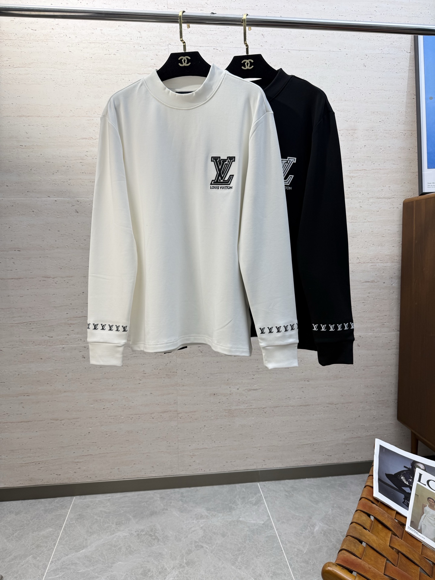 NO:609024,LV25S autumn and winter men's round neck thin velvet bottoming long sleeves. If you like it, you don't need to cover it up. It is deeply imprinted in your heart. It has strong durability and comfort. It has a great cotton feel. Solid color series, the whole T-shirt presents a very natural state, the style is simple and elegant, and the whole product is easy to wear for commuting!  !  !  Size S-2XL,,louis vuitton,tees,t-shirt,alexander wang19860909LV25S秋冬男士圆领薄绒打底长袖 喜欢就是喜欢 无需掩盖 深深印入你的内心 耐穿性和舒适度极强 超棒的棉感 纯色系列,整件T恤呈现的状态非常的自然,款式简单大气,全品相穿搭便捷通勤！！！码数S-2XL,,louis vuitton,tees，t-shirt,alexander wang,Men's clothing