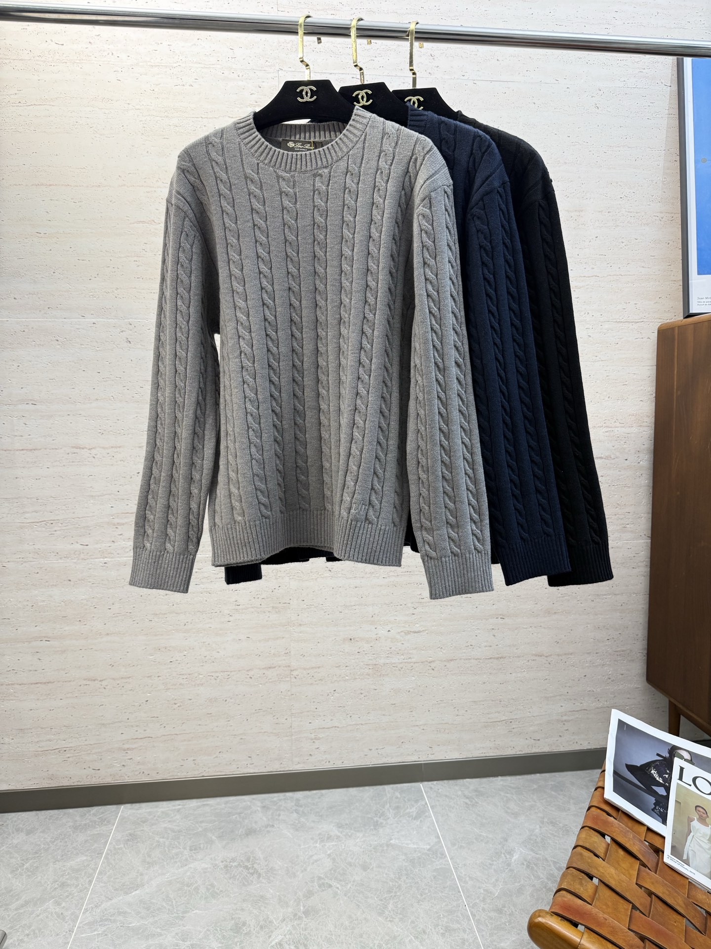 NO:609010,The LS autumn and winter men's crew neck sweater is very stunning. The wool fabric provided by customers has excellent breathability and warmth. Even if it is worn close to the body, it will not feel prickly. The comfort level is definitely beyond your imagination. You will understand when you get the actual product!  !  !  Size M-2XL,,sweaters,alexander wang19860909LS秋冬男士圆领毛衣,十分惊艳,客供羊毛面料 拥有优越的透气性与保暖性,即便是贴身穿着也不会有扎刺感可言,舒适程度绝对超乎你的想象,实物到手你就会懂得！！！码数M-2XL,,sweaters,alexander wang,Men's clothing