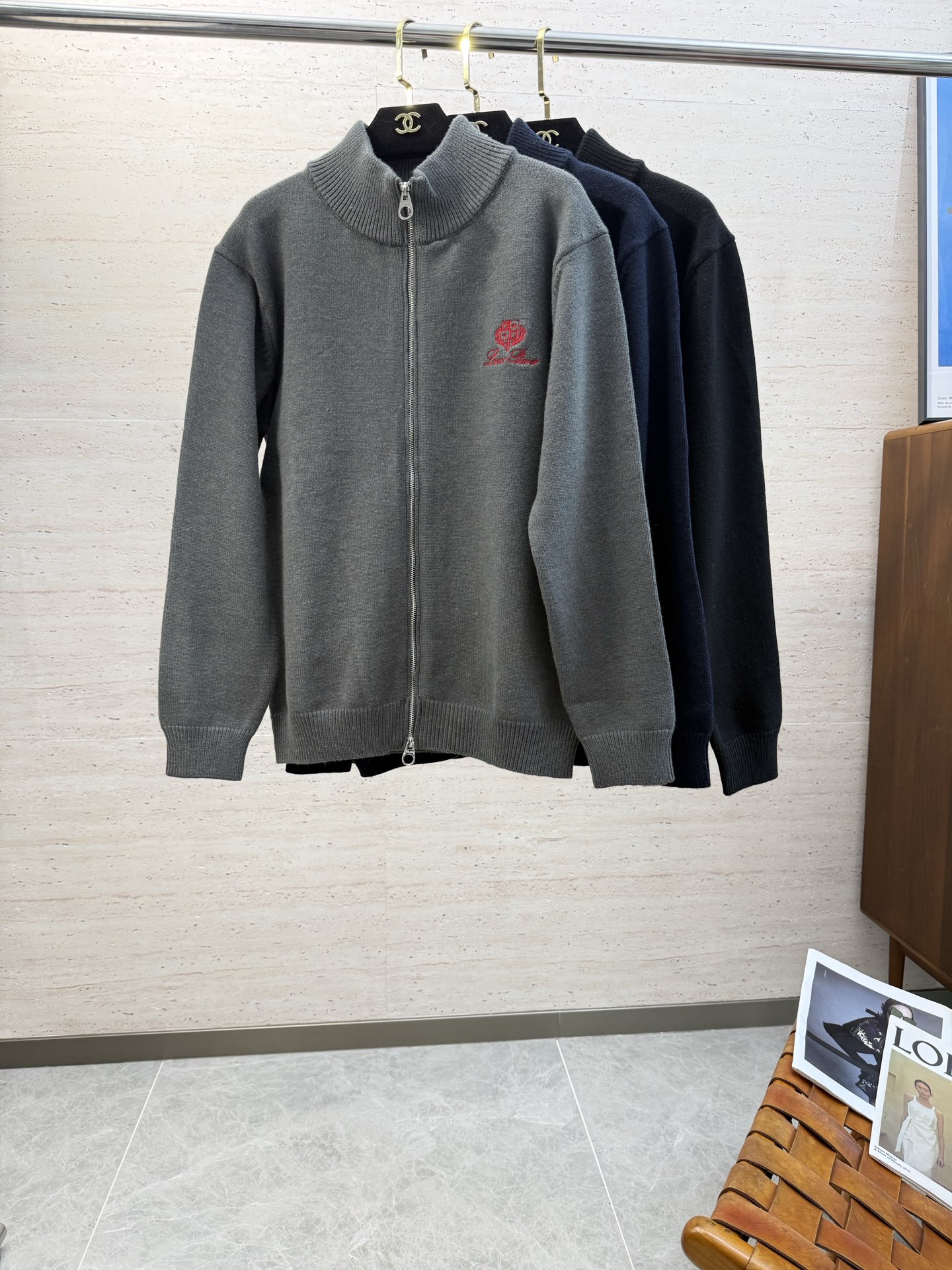 NO:609006,LP.25S autumn and winter men's stand-collar zipper sweater jacket is very stunning. The wool fabric supplied by customers has excellent breathability and warmth. Even if it is worn close to the body, it will not feel prickly. The comfort level is definitely beyond your imagination. You will understand when you get the actual product!  !  !  Size M-2XL,,loro piana,jackets & coats,sweaters,alexander wang19860909LP.25S秋冬男士立领拉链毛衣外套,十分惊艳,客供羊毛面料 拥有优越的透气性与保暖性,即便是贴身穿着也不会有扎刺感可言,舒适程度绝对超乎你的想象,实物到手你就会懂得！！！码数M-2XL,,loro piana,jackets & coats,sweaters,alexander wang,Men's clothing