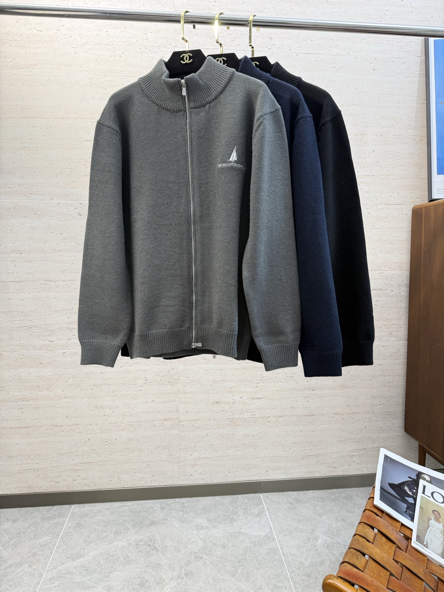 NO:609013,BC25S autumn and winter men's knitted lapel pol is very stunning. The wool blended fabric supplied by customers has excellent breathability and warmth. Even if it is worn close to the body, it will not feel prickly. The comfort level is definitely beyond your imagination. You will understand when you get the actual product!  !  !  Size M-3XL,,alexander wang19860909BC25S秋冬男士针织翻领pol,十分惊艳,客供羊毛混纺面料 拥有优越的透气性与保暖性,即便是贴身穿着也不会有扎刺感可言,舒适程度绝对超乎你的想象,实物到手你就会懂得！！！码数M-3XL,,alexander wang,Men's clothing