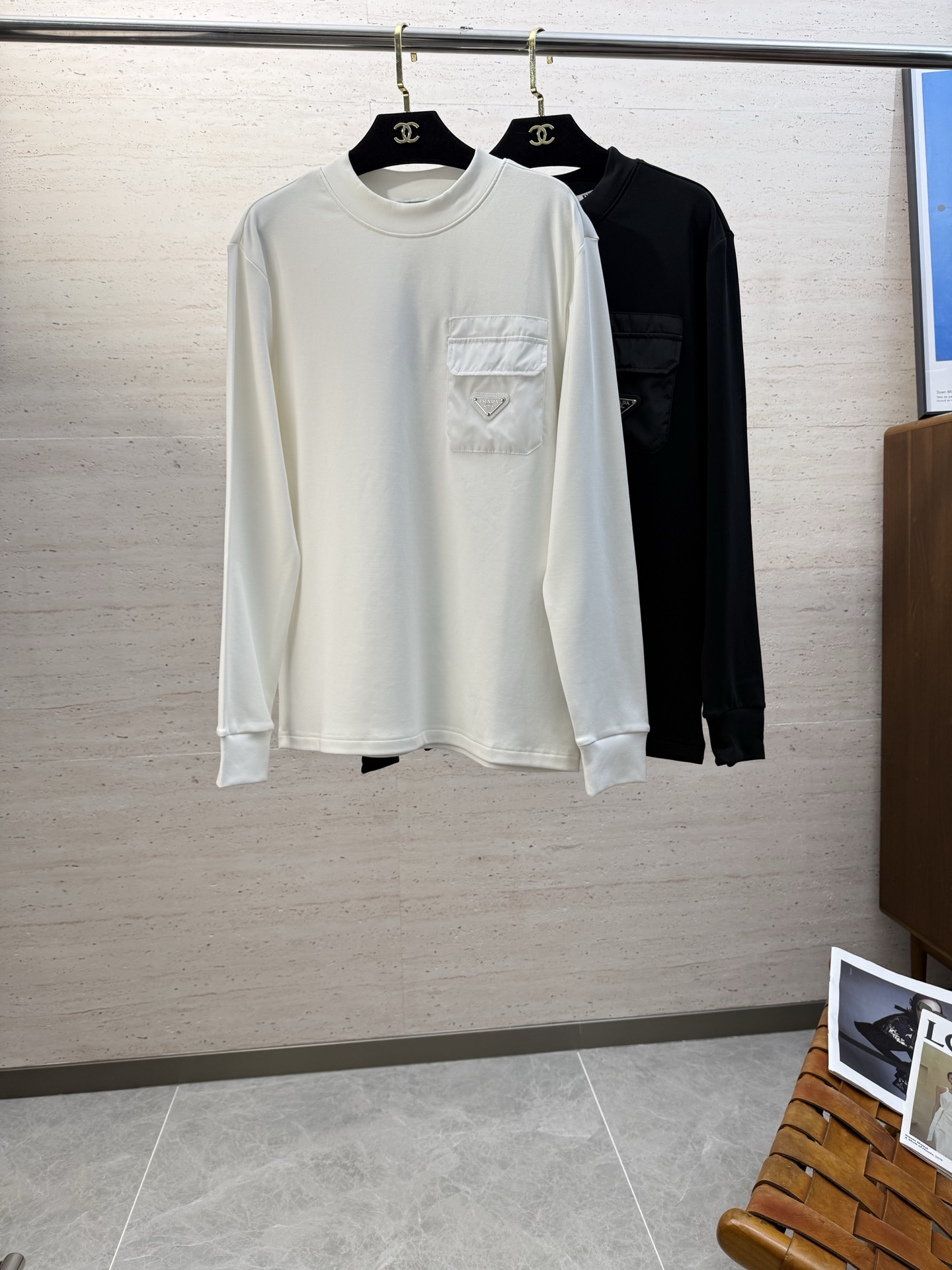 NO:609018,PRA25S autumn and winter men's round neck thin velvet bottoming long sleeves. If you like it, you like it. No need to cover it up. Deeply imprinted in your heart. Extremely durable and comfortable. Excellent cotton feel. Solid color series. The whole T-shirt presents a very natural state. The style is simple and elegant. The whole product is easy to wear for commuting!  !  !  Size S-2XL,,prada,tees,t-shirt,alexander wang19860909PRA25S秋冬男士圆领薄绒打底长袖 喜欢就是喜欢 无需掩盖 深深印入你的内心 耐穿性和舒适度极强 超棒的棉感 纯色系列,整件T恤呈现的状态非常的自然,款式简单大气,全品相穿搭便捷通勤！！！码数S-2XL,,prada,tees，t-shirt,alexander wang,Men's clothing