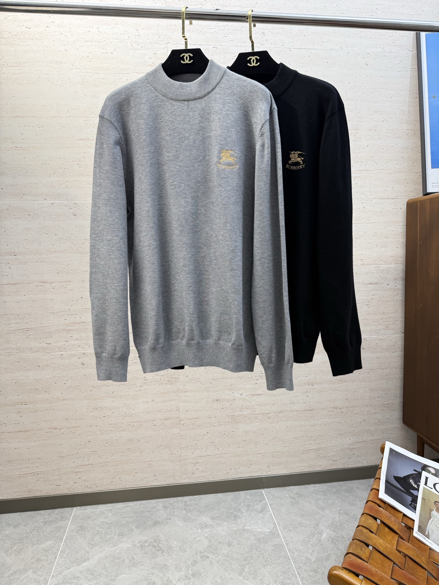 NO:609002,BUR25S autumn and winter men's round neck sweater is very amazing. The wool fabric supplied by customers has excellent breathability and warmth. Even if it is worn close to the body, it will not feel prickly. The comfort level is definitely beyond your imagination. You will understand when you get the actual product!  !  !  Code number 48-56,,burberry,sweaters,alexander wang19860909BUR25S秋冬男士圆领毛衣,十分惊艳,客供羊毛面料 拥有优越的透气性与保暖性,即便是贴身穿着也不会有扎刺感可言,舒适程度绝对超乎你的想象,实物到手你就会懂得！！！码数48-56,,burberry,sweaters,alexander wang,Men's clothing