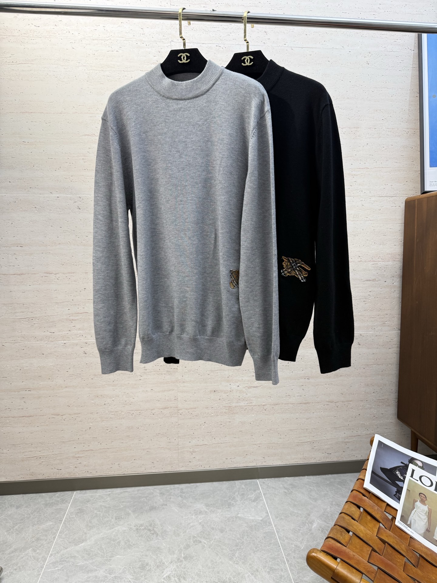 NO:644914,BUR25S autumn and winter men's round neck sweater is very amazing. The wool fabric supplied by customers has excellent breathability and warmth. Even if it is worn close to the body, it will not feel prickly. The comfort level is definitely beyond your imagination. You will understand when you get the actual product!  !  !  Code number 48-56,,burberry,sweaters,alexander wang19860909BUR25S秋冬男士圆领毛衣,十分惊艳,客供羊毛面料 拥有优越的透气性与保暖性,即便是贴身穿着也不会有扎刺感可言,舒适程度绝对超乎你的想象,实物到手你就会懂得！！！码数48-56,,burberry,sweaters,alexander wang,Men's clothing