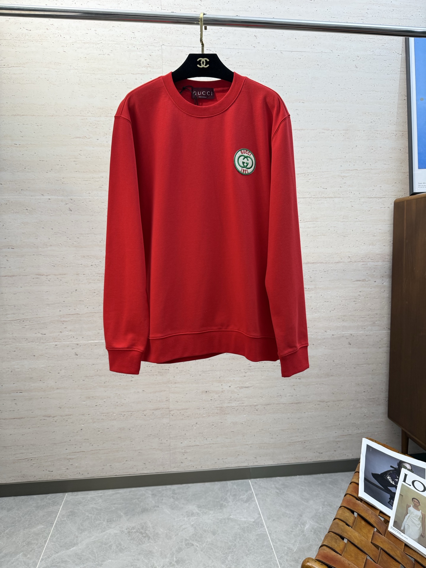 NO:609038,GU25SS autumn and winter men's round neck long-sleeved sweatshirt... A versatile model for commuting, it not only needs a simple style, but more importantly, its fabric texture can conquer the public and become a hot item!  Made of custom-supplied cotton, it has a close-to-skin feel. Secondly, the stiffness and drape are excellent. The moment you get the actual product, you will have an endless desire to repurchase!  !  !  Size M-2XL,,hoodie,sweatshirts,alexander wang19860909GU25SS秋冬男士圆领长袖卫衣.......通勤百搭款,不仅需要样式版型简洁 更重要是它的面料质感才能征服大众成为炙手可热的热门单品！客供棉质打造 绵密亲肤的触感,其次挺括感与垂坠感都相当出色,实物到手瞬间让你有无限回购的渴望！！！码数M-2XL,,hoodie,sweatshirts,alexander wang,Men's clothing