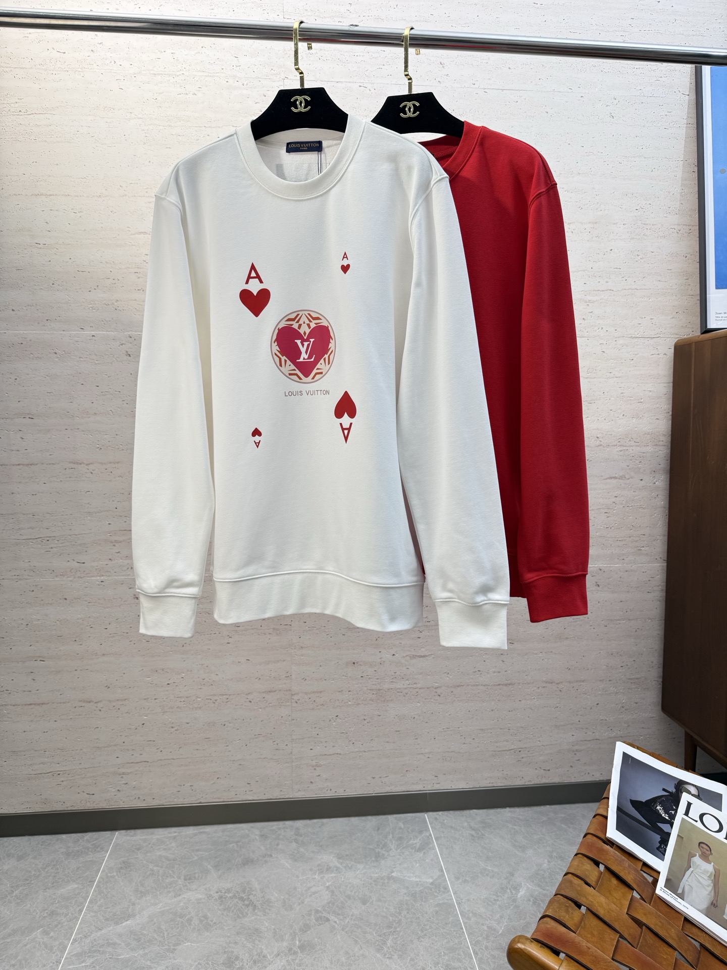 NO:609042,LV25SS men's round neck long-sleeved sweatshirt in autumn and winter... is a versatile style for commuting. It not only needs a simple style, but more importantly, its fabric texture can conquer the public and become a hot item!  Made of custom-supplied cotton, it has a close-to-skin feel. Secondly, the stiffness and drape are excellent. The moment you get the actual product, you will have an endless desire to repurchase!  !  !  Size M-2XL,,louis vuitton,hoodie,sweatshirts,alexander wang19860909LV25SS秋冬男士圆领长袖卫衣.......通勤百搭款,不仅需要样式版型简洁 更重要是它的面料质感才能征服大众成为炙手可热的热门单品！客供棉质打造 绵密亲肤的触感,其次挺括感与垂坠感都相当出色,实物到手瞬间让你有无限回购的渴望！！！码数M-2XL,,louis vuitton,hoodie,sweatshirts,alexander wang,Men's clothing