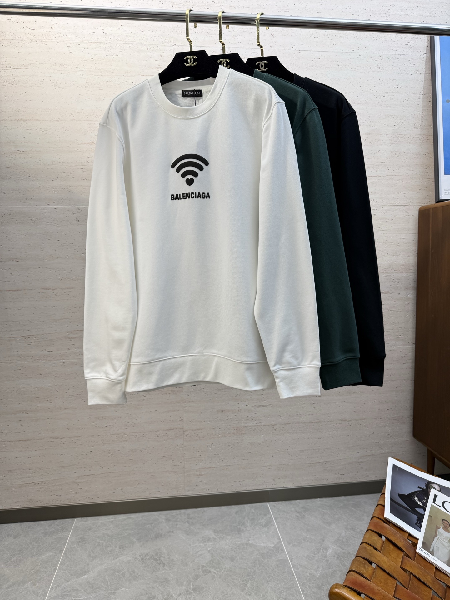 NO:609047,BAL25SS autumn and winter men's round neck long-sleeved sweatshirt... A versatile piece for commuting, it not only needs a simple style, but more importantly, its fabric texture can conquer the public and become a hot item!  Made of custom-supplied cotton, it has a close-to-skin feel. Secondly, the stiffness and drape are excellent. The moment you get the actual product, you will have an endless desire to repurchase!  !  !  Size M-2XL,,hoodie,sweatshirts,alexander wang19860909BAL25SS秋冬男士圆领长袖卫衣.......通勤百搭款,不仅需要样式版型简洁 更重要是它的面料质感才能征服大众成为炙手可热的热门单品！客供棉质打造 绵密亲肤的触感,其次挺括感与垂坠感都相当出色,实物到手瞬间让你有无限回购的渴望！！！码数M-2XL,,hoodie,sweatshirts,alexander wang,Men's clothing