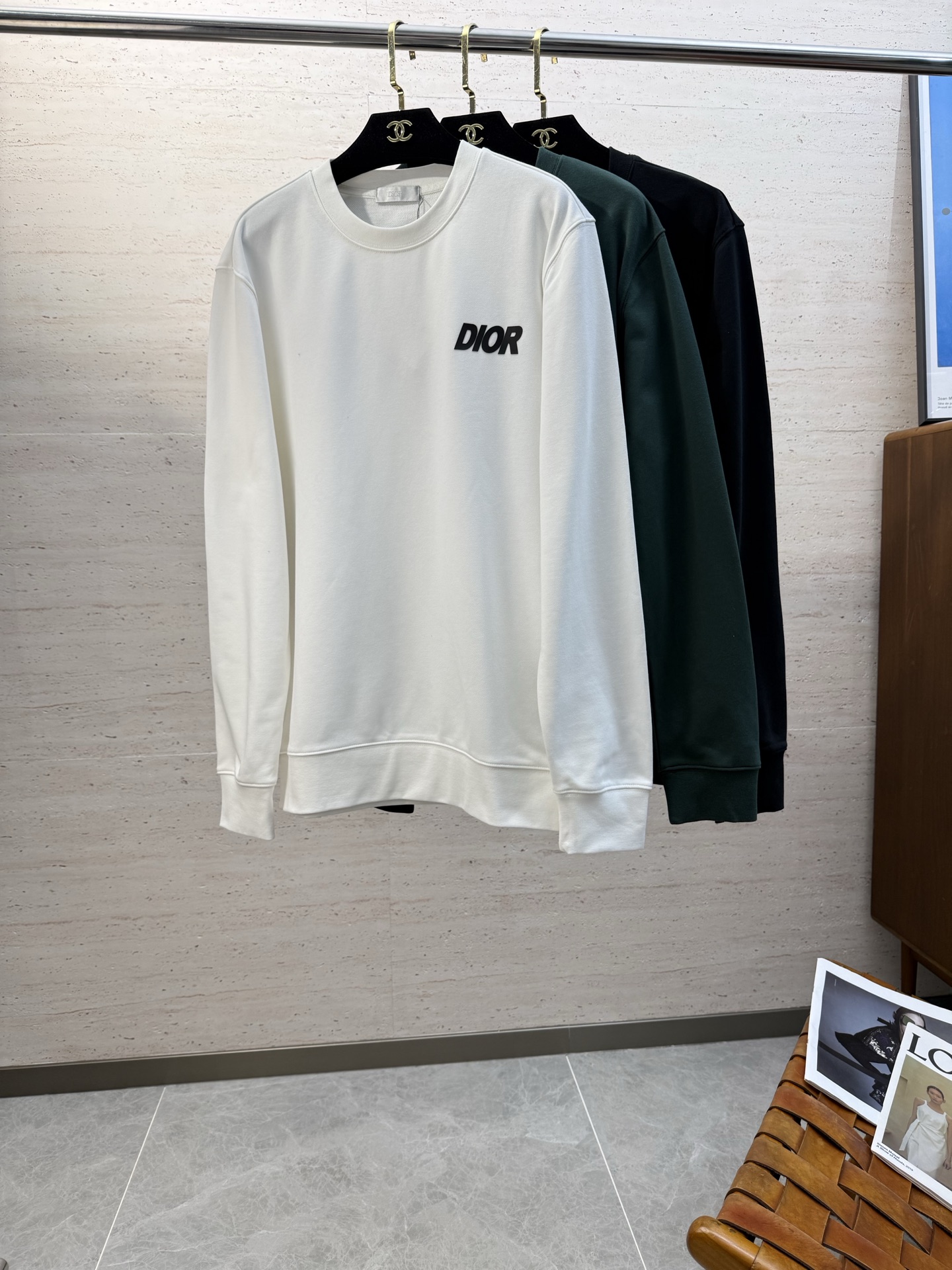 NO:601027,CD25SS Autumn and Winter men's round neck long-sleeved sweatshirt... A versatile piece for commuting, it not only needs a simple style, but more importantly, its fabric texture can conquer the public and become a hot item!  Made of custom-supplied cotton, it has a close-to-skin feel. Secondly, the stiffness and drape are excellent. The moment you get the actual product, you will have an endless desire to repurchase!  !  !  Size M-2XL,,hoodie,sweatshirts,alexander wang19860909CD25SS秋冬男士圆领长袖卫衣.......通勤百搭款,不仅需要样式版型简洁 更重要是它的面料质感才能征服大众成为炙手可热的热门单品！客供棉质打造 绵密亲肤的触感,其次挺括感与垂坠感都相当出色,实物到手瞬间让你有无限回购的渴望！！！码数M-2XL,,hoodie,sweatshirts,alexander wang,Men's clothing