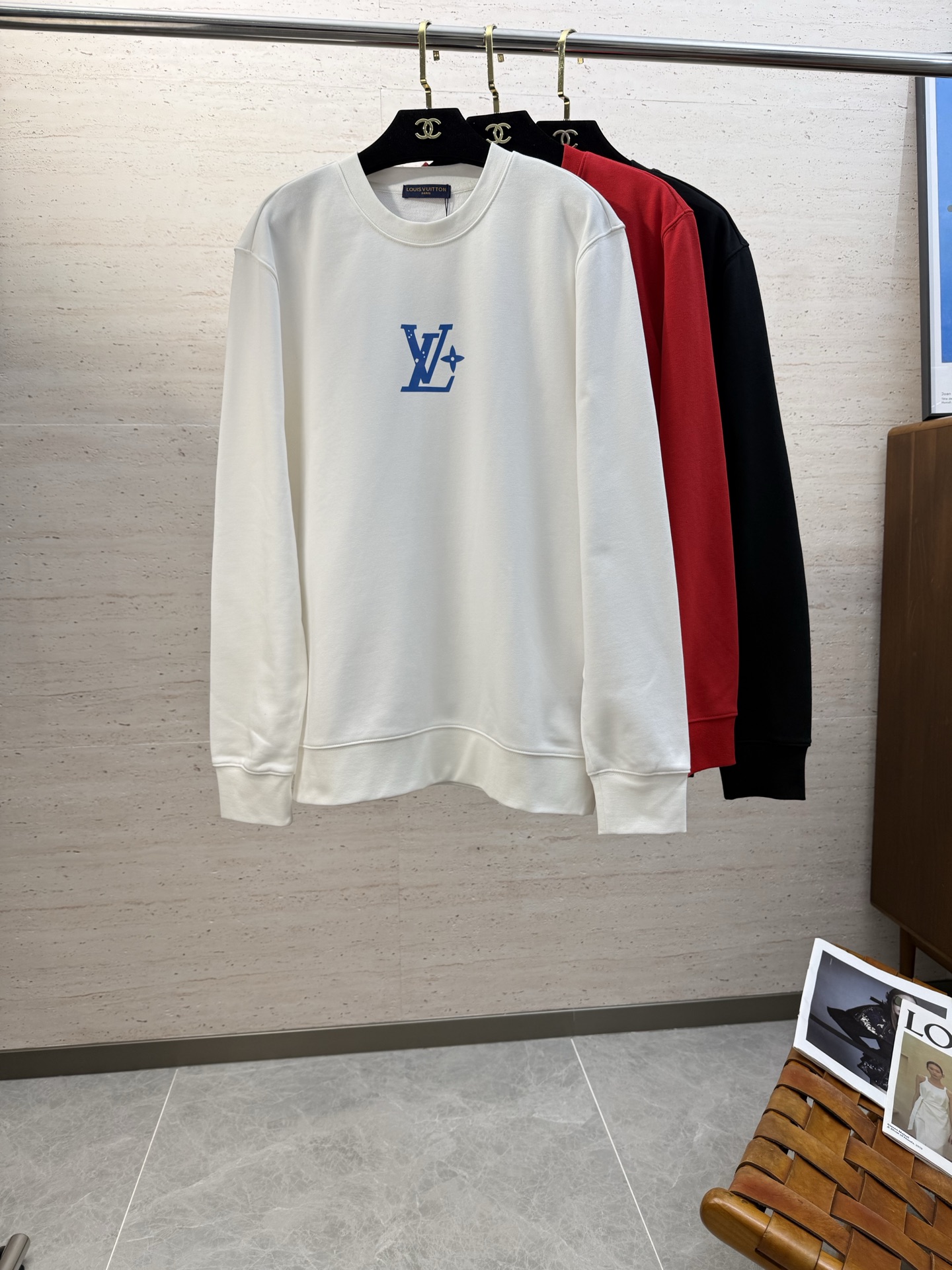 NO:601029,LV25SS men's round neck long-sleeved sweatshirt in autumn and winter... is a versatile style for commuting. It not only needs a simple style, but more importantly, its fabric texture can conquer the public and become a hot item!  Made of custom-supplied cotton, it has a close-to-skin feel. Secondly, the stiffness and drape are excellent. The moment you get the actual product, you will have an endless desire to repurchase!  !  !  Size M-2XL,,louis vuitton,hoodie,sweatshirts,alexander wang19860909LV25SS秋冬男士圆领长袖卫衣.......通勤百搭款,不仅需要样式版型简洁 更重要是它的面料质感才能征服大众成为炙手可热的热门单品！客供棉质打造 绵密亲肤的触感,其次挺括感与垂坠感都相当出色,实物到手瞬间让你有无限回购的渴望！！！码数M-2XL,,louis vuitton,hoodie,sweatshirts,alexander wang,Men's clothing