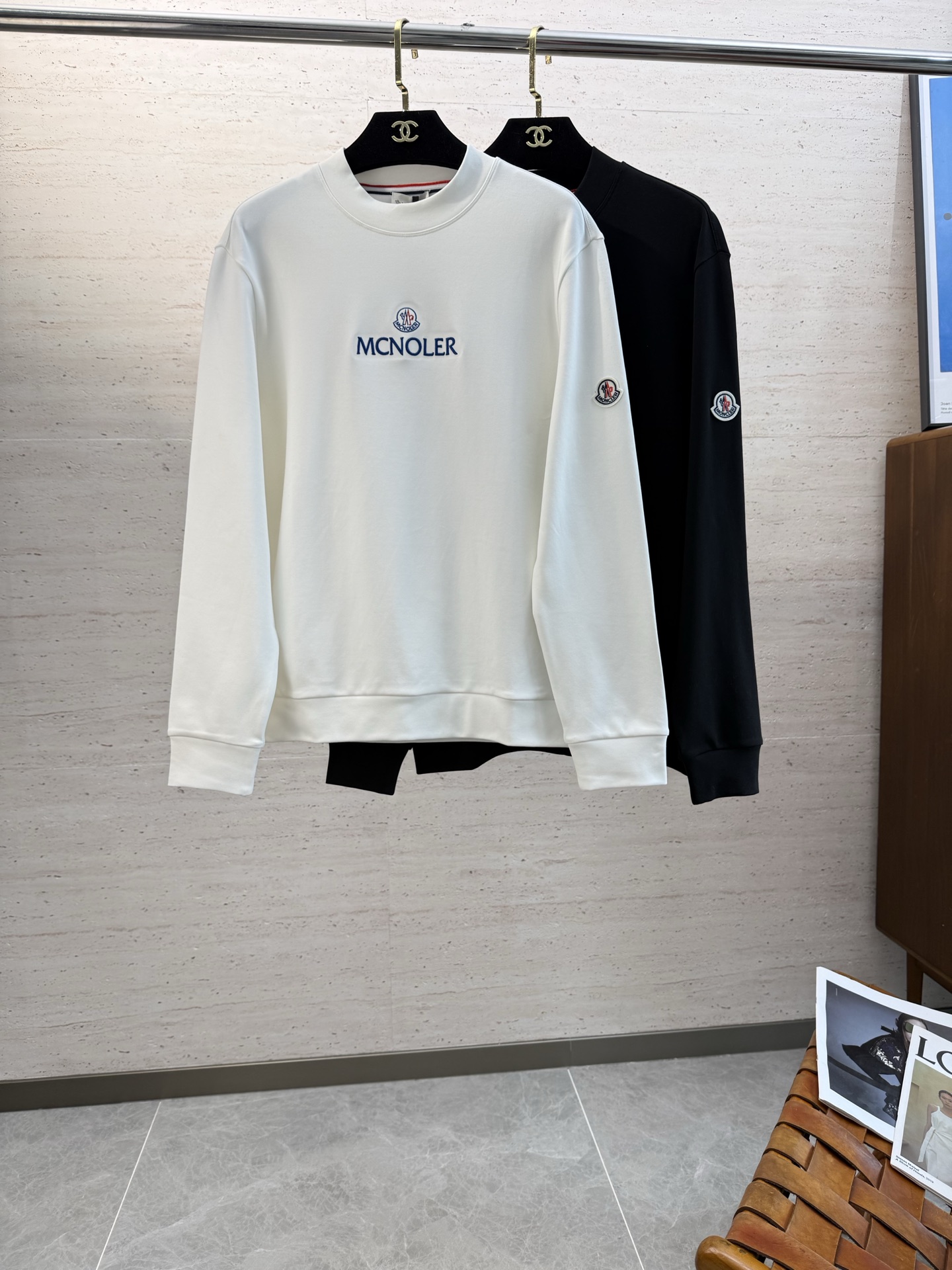 NO:609015,MON25SS men's round neck long-sleeved sweatshirt in autumn and winter......Versatile for commuting, it not only needs a simple style, but more importantly, its fabric texture can conquer the public and become a hot item!  Made of custom-supplied cotton, it has a close-to-skin feel. Secondly, the stiffness and drape are excellent. The moment you get the actual product, you will have an endless desire to repurchase!  !  !  Size M-3XL,,hoodie,sweatshirts,alexander wang19860909MON25SS秋冬男士圆领长袖卫衣.......通勤百搭款,不仅需要样式版型简洁 更重要是它的面料质感才能征服大众成为炙手可热的热门单品！客供棉质打造 绵密亲肤的触感,其次挺括感与垂坠感都相当出色,实物到手瞬间让你有无限回购的渴望！！！码数M-3XL,,hoodie,sweatshirts,alexander wang,Men's clothing