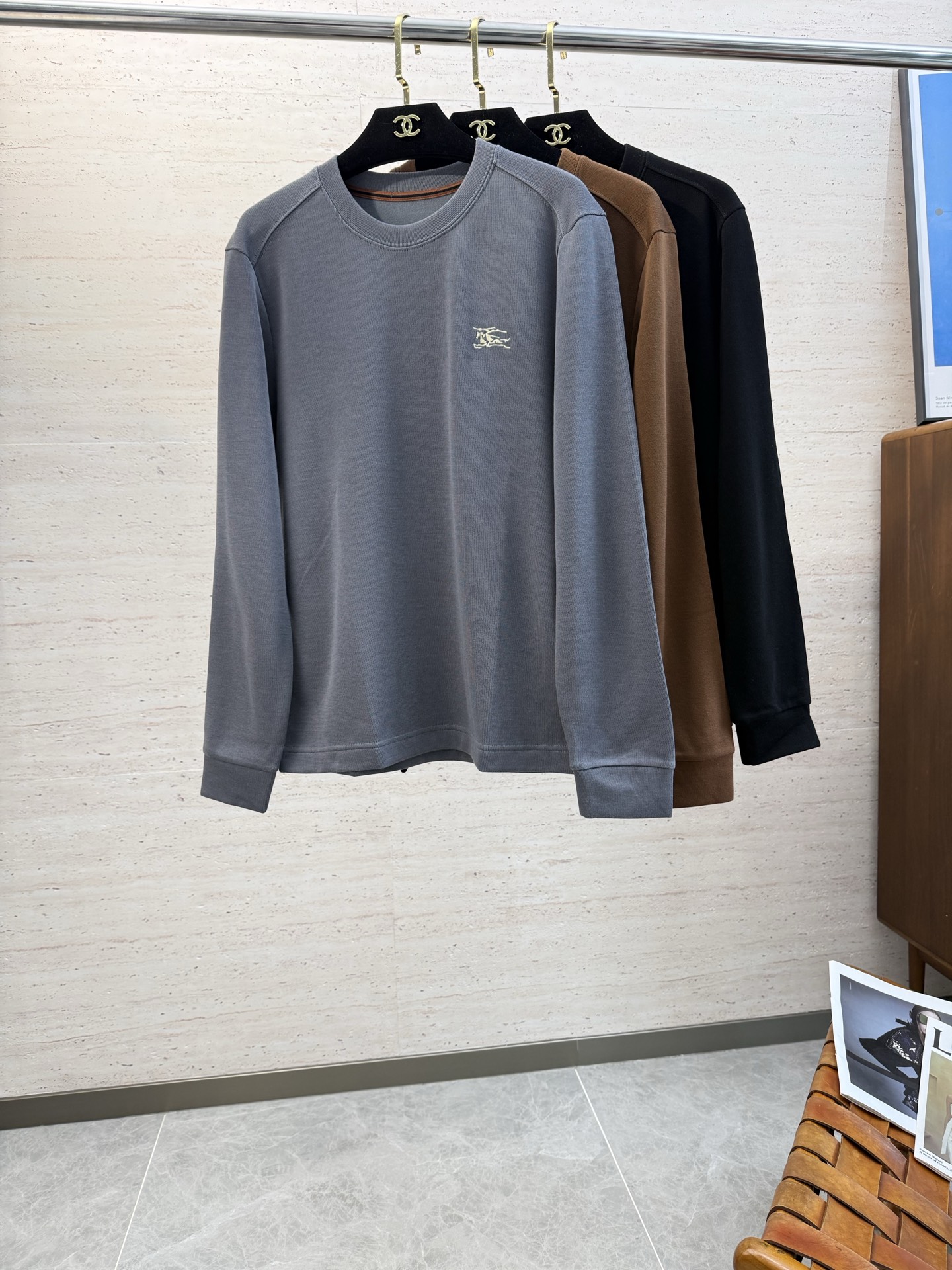 NO:609052,BUR25S autumn and winter men's round neck thin velvet bottoming long sleeves. If you like it, you like it. No need to cover it up. Deeply imprinted in your heart. Extremely durable and comfortable. Excellent cotton feel. Solid color series. The whole T-shirt presents a very natural state. The style is simple and elegant. The whole product is easy to wear for commuting!  !  !  Size M-3XL,,burberry,tees,t-shirt,alexander wang19860909BUR25S秋冬男士圆领薄绒打底长袖 喜欢就是喜欢 无需掩盖 深深印入你的内心 耐穿性和舒适度极强 超棒的棉感 纯色系列,整件T恤呈现的状态非常的自然,款式简单大气,全品相穿搭便捷通勤！！！码数M-3XL,,burberry,tees，t-shirt,alexander wang,Men's clothing