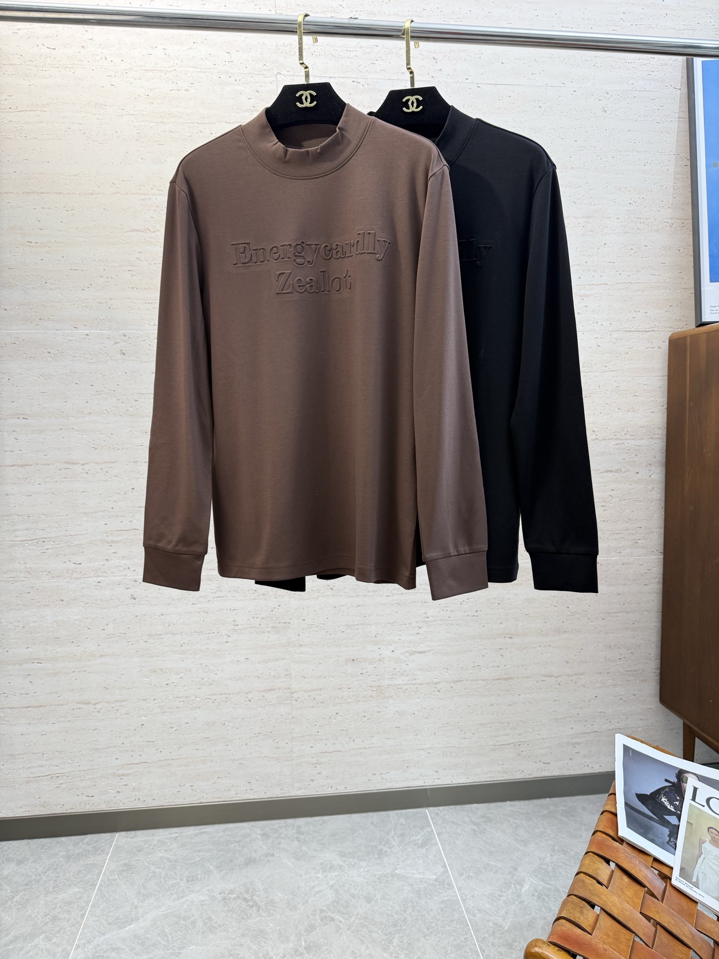 NO:609055,ZZ 25S autumn and winter men's round neck thin velvet bottoming long sleeves. If you like it, you will like it. No need to cover it up. Deeply imprinted in your heart. Extremely durable and comfortable. Excellent cotton feel. Solid color series. The whole T-shirt presents a very natural state. The style is simple and elegant. It is easy to wear and commuting!  !  !  Size M-3XL,,tees,t-shirt,alexander wang19860909ZZ 25S秋冬男士圆领薄绒打底长袖 喜欢就是喜欢 无需掩盖 深深印入你的内心 耐穿性和舒适度极强 超棒的棉感 纯色系列,整件T恤呈现的状态非常的自然,款式简单大气,全品相穿搭便捷通勤！！！码数M-3XL,,tees，t-shirt,alexander wang,Men's clothing