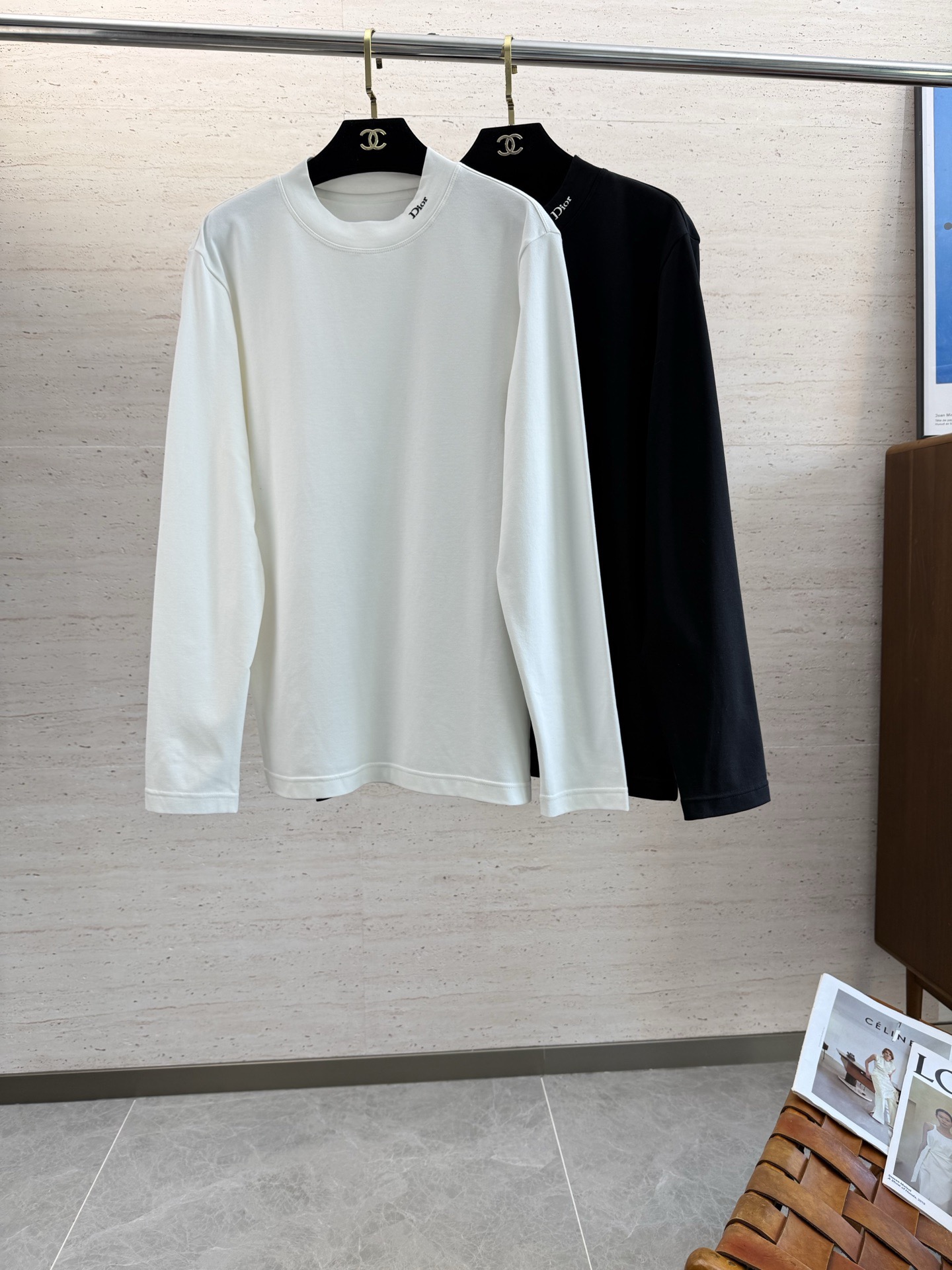 NO:608974,CD25SS Autumn and Winter men's round neck long-sleeved sweatshirt... A versatile piece for commuting, it not only needs a simple style, but more importantly, its fabric texture can conquer the public and become a hot item!  Made of custom-supplied cotton, it has a close-to-skin feel. Secondly, the stiffness and drape are excellent. The moment you get the actual product, you will have an endless desire to repurchase!  !  !  Size M-5XL,,hoodie,sweatshirts,alexander wang19860909CD25SS秋冬男士圆领长袖卫衣.......通勤百搭款,不仅需要样式版型简洁 更重要是它的面料质感才能征服大众成为炙手可热的热门单品！客供棉质打造 绵密亲肤的触感,其次挺括感与垂坠感都相当出色,实物到手瞬间让你有无限回购的渴望！！！码数M-5XL,,hoodie,sweatshirts,alexander wang,Men's clothing