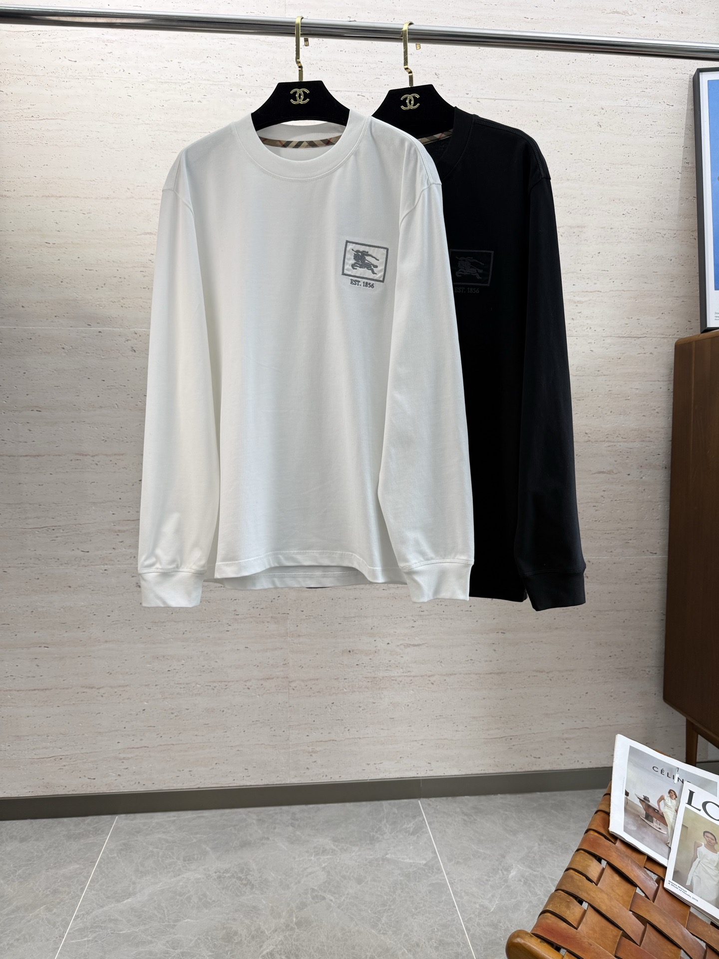 NO:608978,BUR25SS autumn and winter men's round neck long-sleeved sweatshirt... A versatile piece for commuting, it not only needs a simple style, but more importantly, its fabric texture can conquer the public and become a hot item!  Made of custom-supplied cotton, it has a close-to-skin feel. Secondly, the stiffness and drape are excellent. The moment you get the actual product, you will have an endless desire to repurchase!  !  !  Size M-3XL,,burberry,hoodie,sweatshirts,alexander wang19860909BUR25SS秋冬男士圆领长袖卫衣.......通勤百搭款,不仅需要样式版型简洁 更重要是它的面料质感才能征服大众成为炙手可热的热门单品！客供棉质打造 绵密亲肤的触感,其次挺括感与垂坠感都相当出色,实物到手瞬间让你有无限回购的渴望！！！码数M-3XL,,burberry,hoodie,sweatshirts,alexander wang,Men's clothing