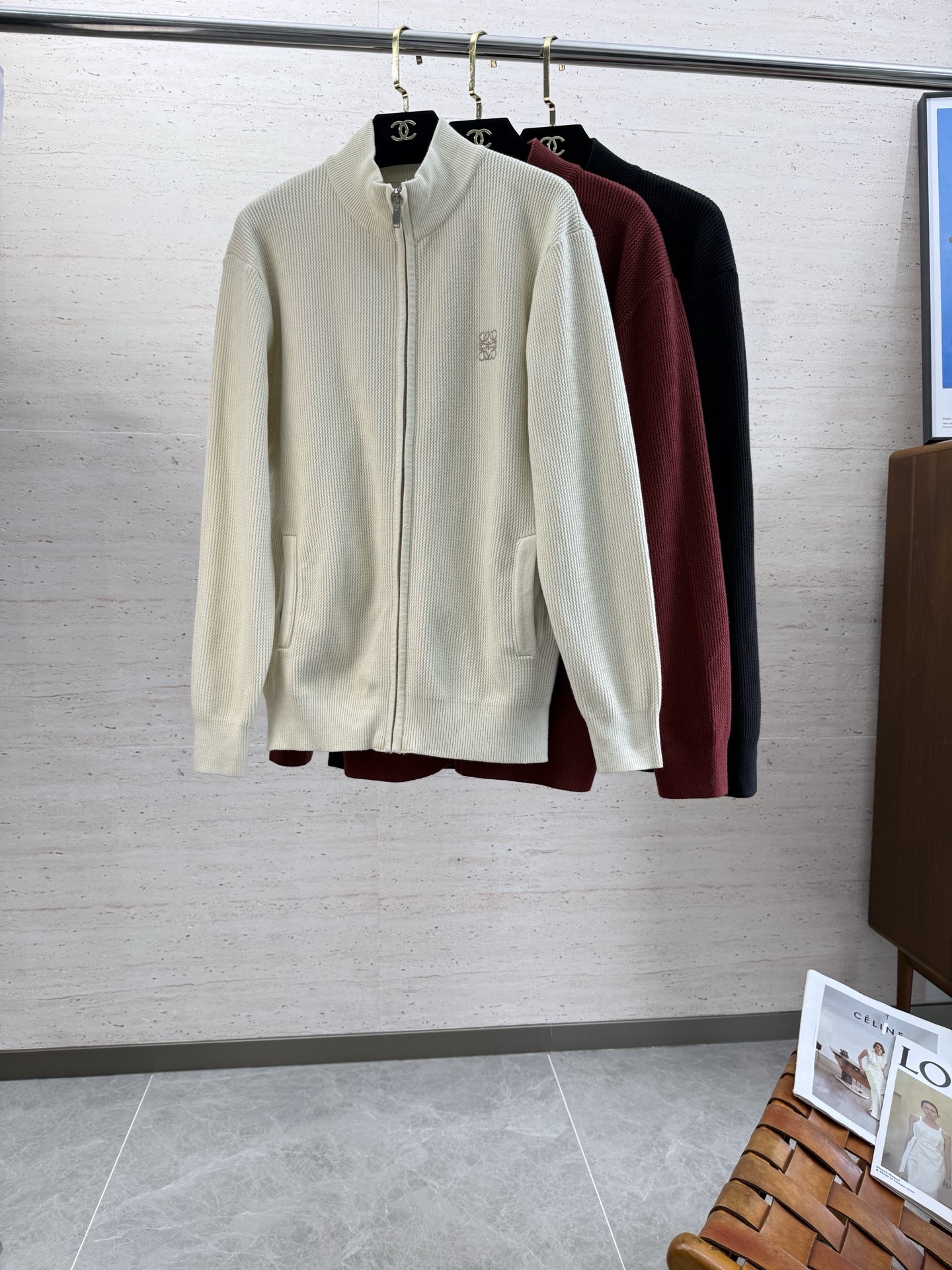 NO:608982,LOE25S autumn and winter men's wool zipper jacket.........standard autumn and winter equipment, simple yet simple wool cardigan!  !  There is no lack of elegance at all. Whether it is worn alone or layered, it looks good with any combination of the upper body and it is perfect!  Selected high-quality wool blended texture, soft and comfortable to the touch... The version is slightly loose!  !  The upper body has a very good sense of comfort, without the restrictive feeling of a slim fit, and the contrasting lines of dropped shoulders!  !  Push...size M-3XL,,loewe,jackets & coats,alexander wang19860909LOE25S秋冬男士羊毛拉链外套…………秋冬标配备,型简意不简羊毛开衫！！完全不乏贵气.不管是单穿还是内搭,上身随意搭配都好看,都非常完美！甄选优质羊毛混纺质地,手感柔软舒适…………版型属于微宽松！！上身有着很好舒适感,没有修身款束缚感,落肩式的撞色线条感！！推送...码数M-3XL,,loewe,jackets & coats,alexander wang,Men's clothing