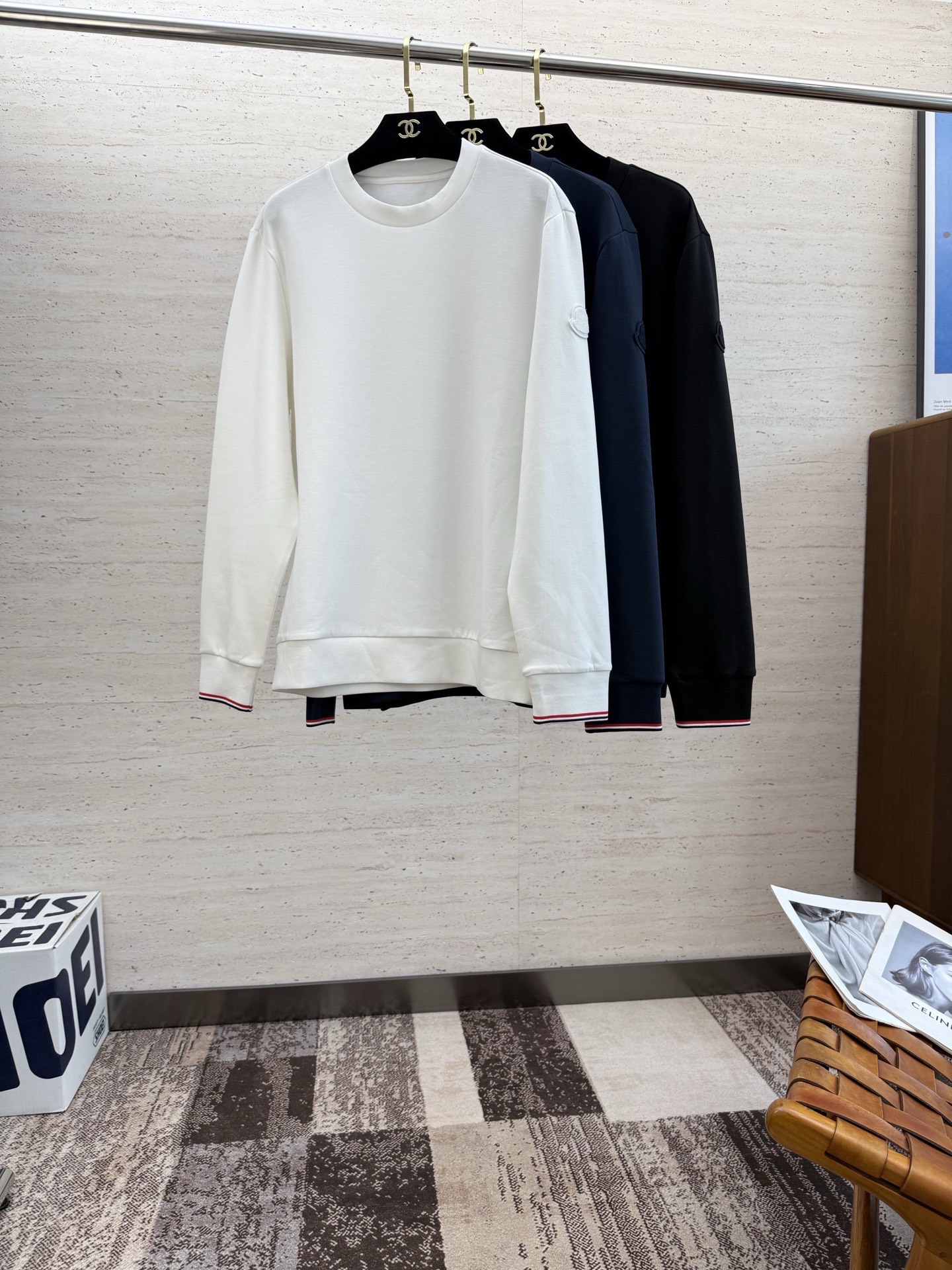 NO:608990,MON25SS Early Autumn Men's Round Neck Long Sleeve Sweatshirt...Versatile for commuting, it not only needs a simple style, but more importantly, its fabric texture can conquer the public and become a hot item!  Made of custom-supplied cotton, it has a close-to-skin feel. Secondly, the stiffness and drape are excellent. The moment you get the actual product, you will have an endless desire to repurchase!  !  !  Size M-5XL,,hoodie,sweatshirts,alexander wang19860909MON25SS早秋男士圆领长袖卫衣.......通勤百搭款,不仅需要样式版型简洁 更重要是它的面料质感才能征服大众成为炙手可热的热门单品！客供棉质打造 绵密亲肤的触感,其次挺括感与垂坠感都相当出色,实物到手瞬间让你有无限回购的渴望！！！码数M-5XL,,hoodie,sweatshirts,alexander wang,Men's clothing