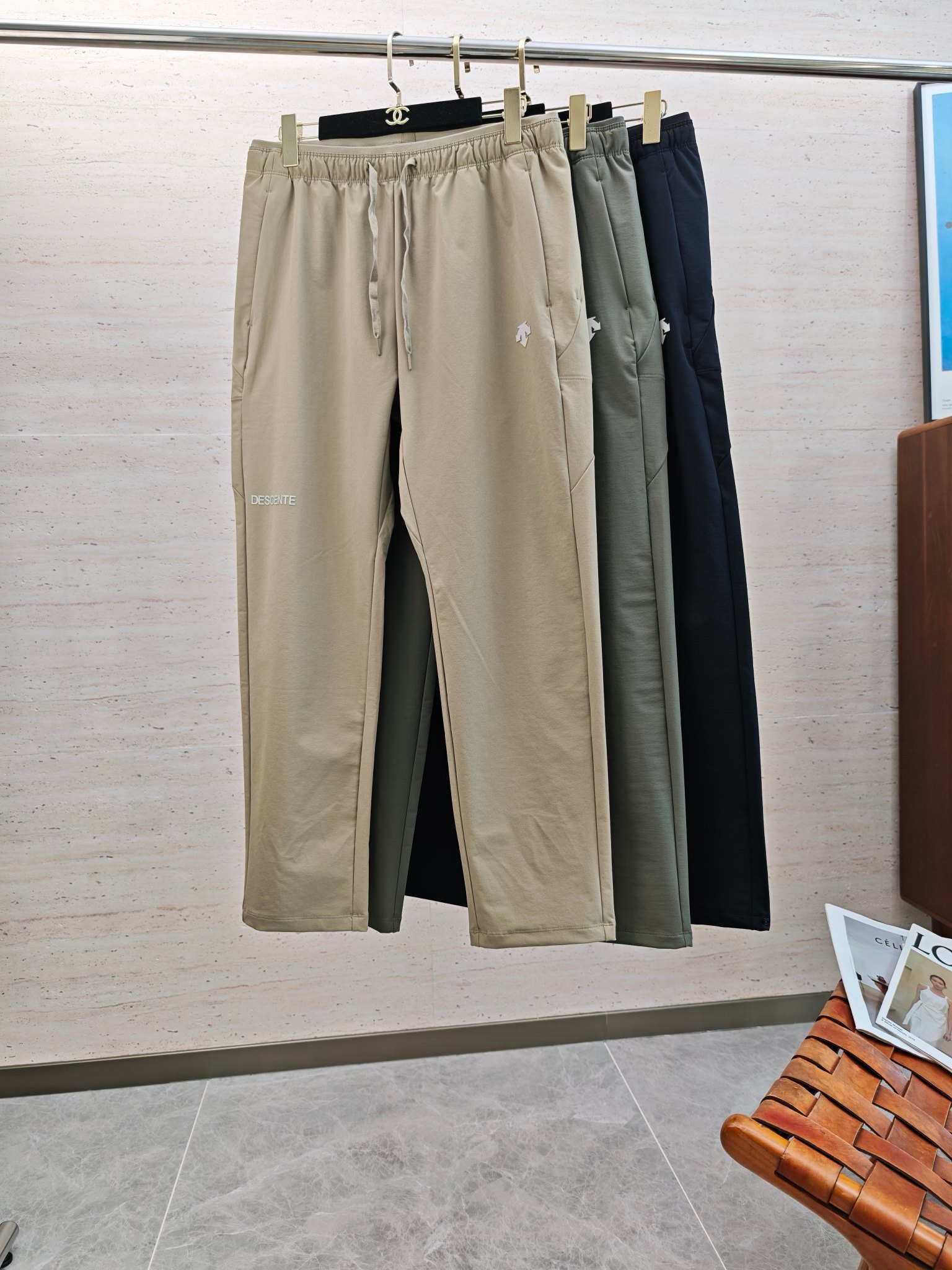 NO:608994,DES25S men's casual leggings trousers, the latest upper body style, invincible!  You can definitely close your eyes and close your eyes. This type of pants is very versatile and has an elastic waist. It can be worn for daily work and outdoor sports. It is the perfect combination of fashion and leisure and outdoor sports, so it is your best choice whether you wear it daily or outdoors. Extreme comfort and quick perspiration are the most popular focus, which improves the wearing comfort and is suitable for aerobic exercise and cross-country running conditions. This type of running casual pants has an extremely wide range of applications, allowing you to naturally maintain your love for sports in the summer, and can also be worn in leisure life.  Size M-5XL,,alexander wang19860909DES25S男士休闲束脚长裤 最新款上身版型无敌正！绝对可以闭眼收的一款,此款裤子非常百搭,弹力腰围,日常上班 户外运动都可以穿着,是时尚休闲与户外运动的完美结合,所以无论您平时穿或者户外穿都是您的最佳选择. 极致舒适和快速排汗是备受青睐的重点,提升穿着舒适度,适合有氧运动和越野跑条件下穿着,此款是一件适用范围极其广泛的跑步休闲裤,让你在夏天自然可以保持对运动热爱,也可以在休闲 生活中穿着 尺码M-5XL,,alexander wang,Men's clothing