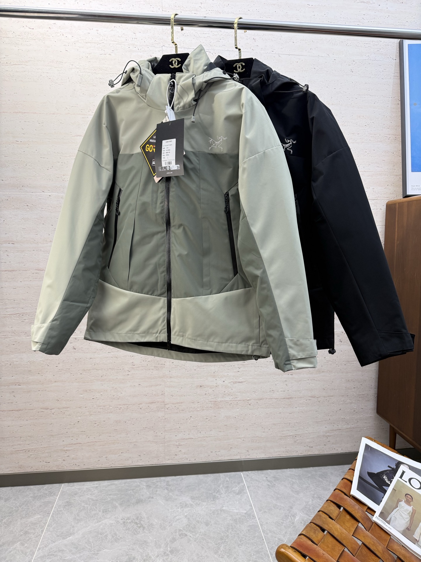 NO:623882,ARC autumn and winter down-lined three-in-one jacket has a never-ending spirit of exploration. Classic jacket style, hooded style!  The iconic logo embroidery design on the chest is water-repellent!  Windproof is very good!  The fabric is wear-resistant, has very good breathability, and is well made. The inner workmanship is neat and in place. Size M-4XL,,down jacket,hats,alexander wang19860909ARC秋冬羽绒内胆三合一冲锋衣探索精神永不休止经典的冲锋衣版型,连帽款！胸前标志性logo刺绣设计 具备防泼水功能！防风性很好！面料耐磨, 透气性非常好,做工精良 内里做工整齐做工到位码数M-4XL,,down jacket,hats,alexander wang,Men's clothing